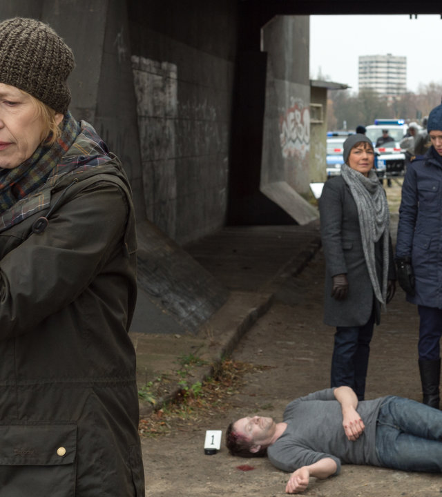 „SOKO Wismar – Lebensretter“: Am Fundort der Leiche, unter einer Brücke telefoniert Pathologin Dr. Helene Sturbeck (Katharina Blaschke) etwas abseits, während sich die Kommissare (Claudia Schmutzler, Isabel Berghout, Dominic Boeer) und Kriminaltechnikerin Roswitha Prinzler (Silke Matthias) die Leiche ansehen.