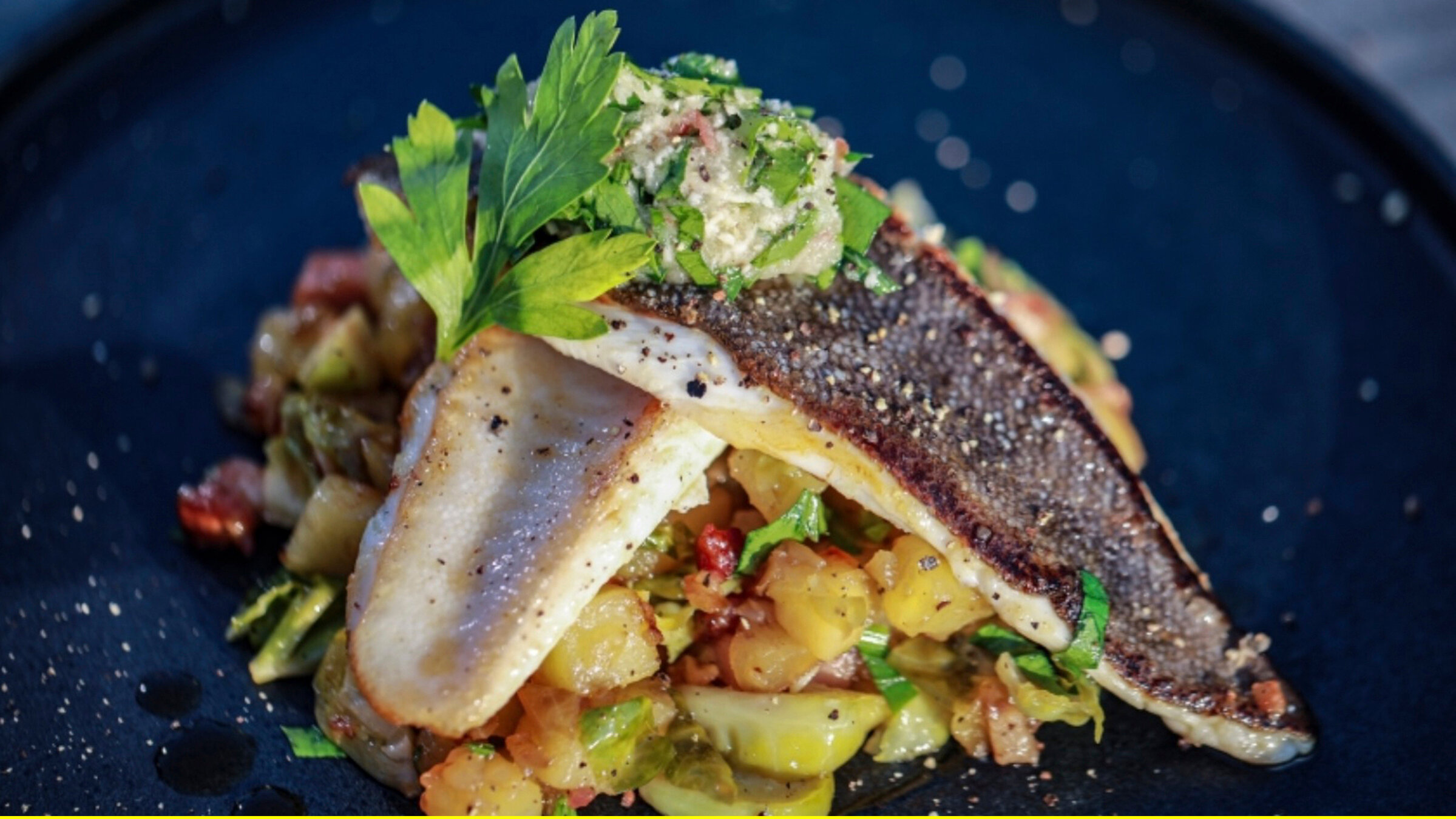 "Iss besser! - Tariks wilde Küche - Scholle auf dem Rosenkohlbeet": Scholle auf frischem Rosenkohl-Kartoffel-Ragout.