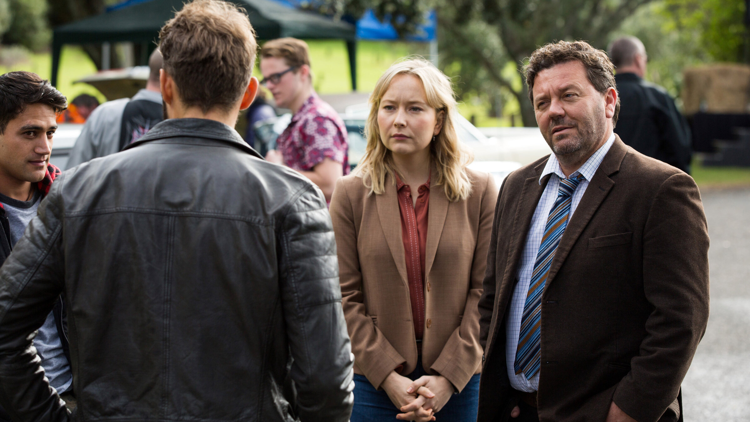 "Brokenwood - Mord in Neuseeland - Benzin im Blut": Shepherd (Neill Rea), Sims (Fern Sutherland) und Jared (Pana Hema Taylor, li.) unter Oldtimer-Freunden.