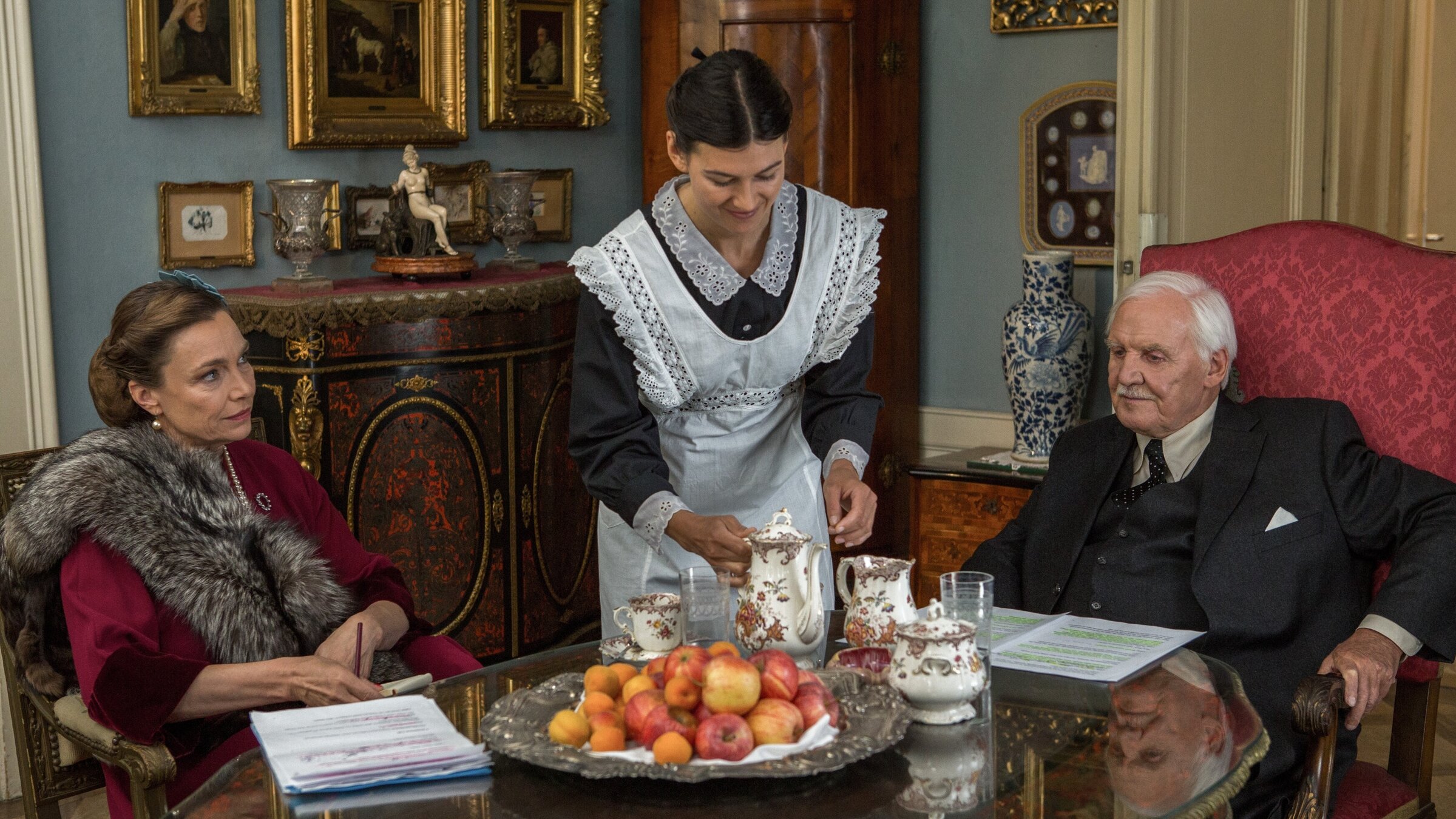 "Franz Lehár - Immer nur lächeln": Elsa Herz (Aglaia Szyszkowitz) interviewt Lehár (Wolfgang Hübsch) 1945 in seiner Villa in Bad Ischl.