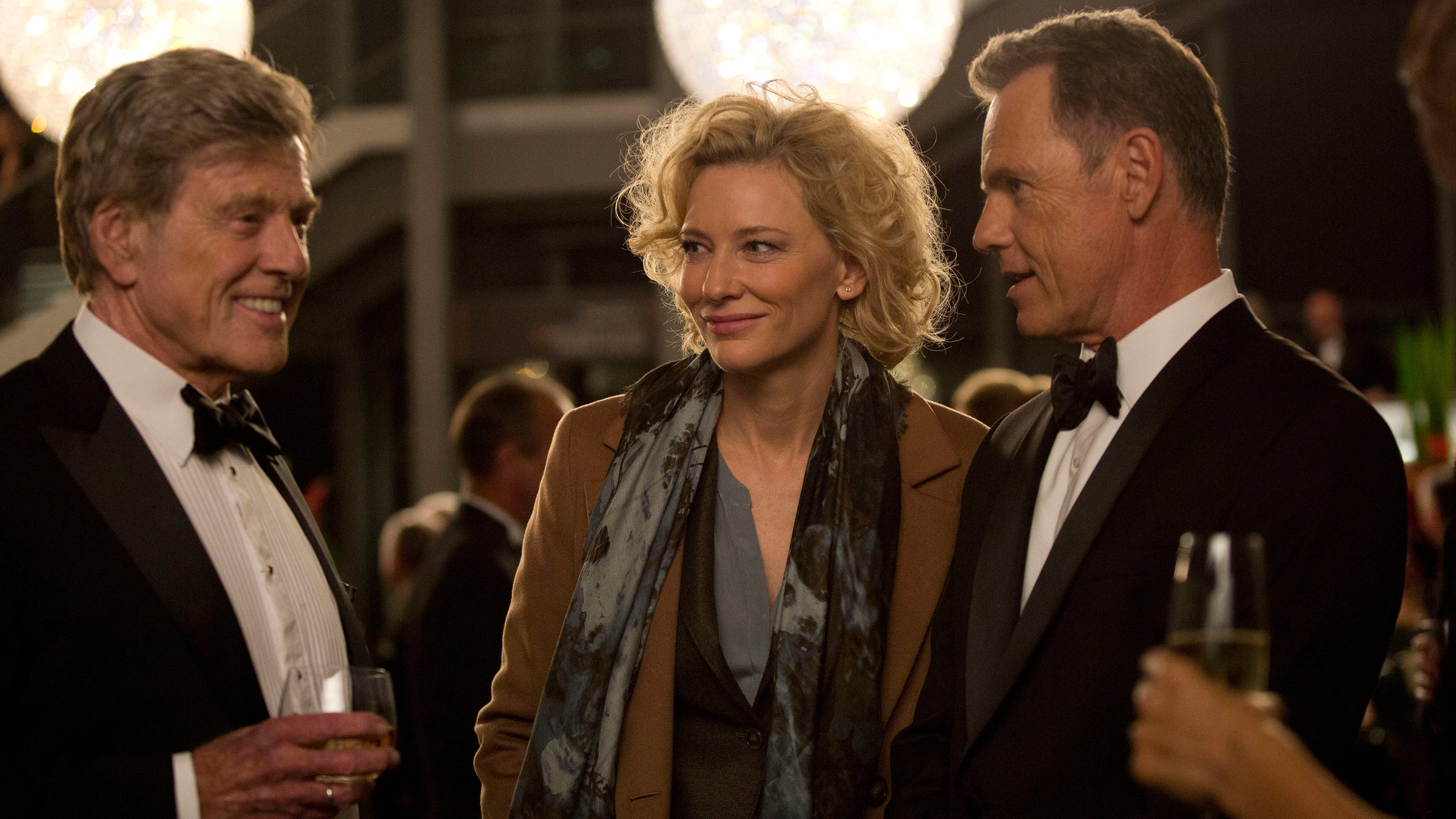 "Der Moment der Wahrheit": TV-Produzentin Mary Mapes (Cate Blanchett), Fernsehlegende (Robert Redford, li.) und CBS-Nachrichtenchef Bruce Greenwood (Andrew Heyward) glauben an ihre Skandalstory.