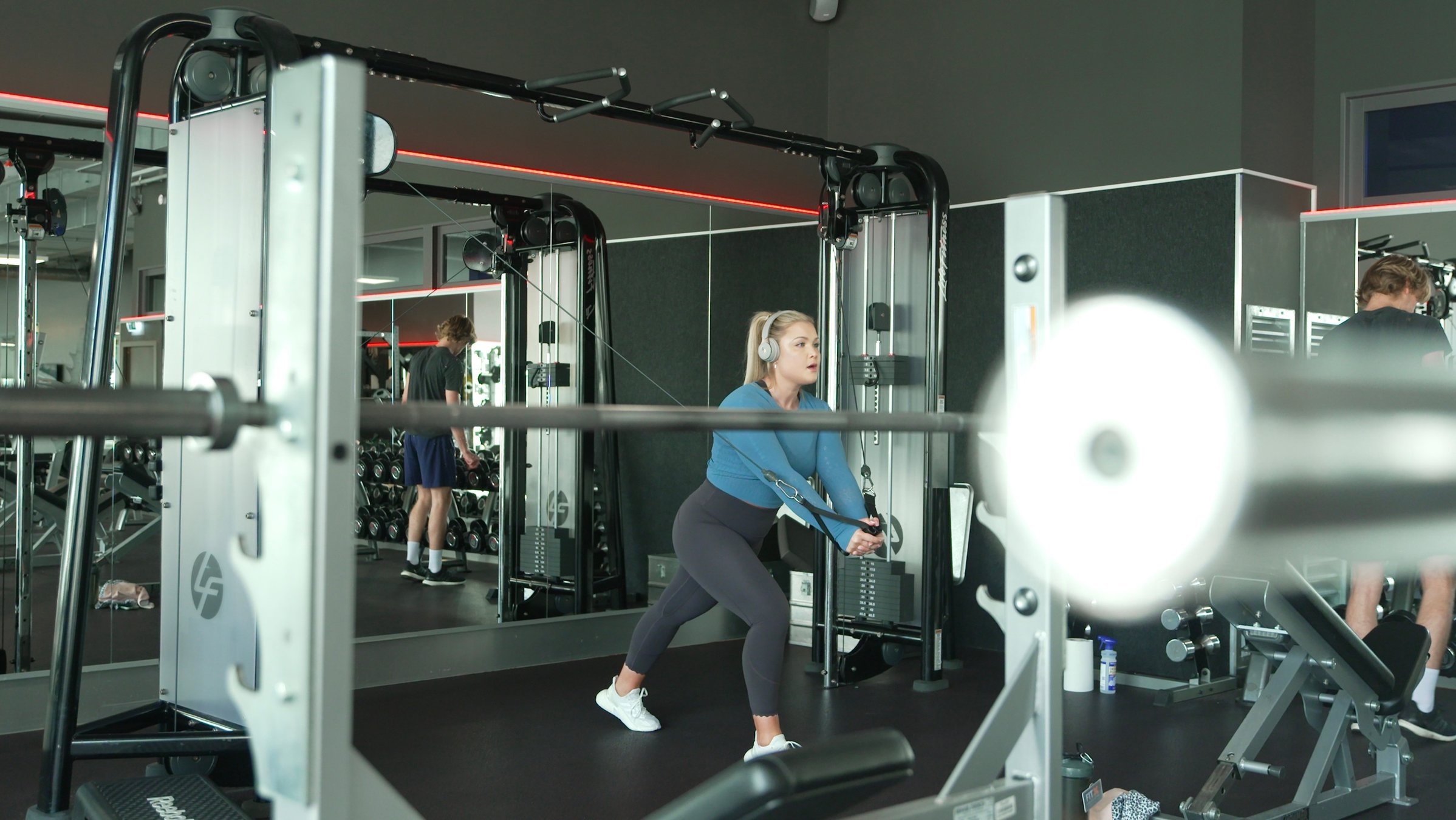 "37° Die Ich-Vermesser - Selbstoptimierung um jeden Preis?": Sophia Thiel beim Training im Fitnessstudio.