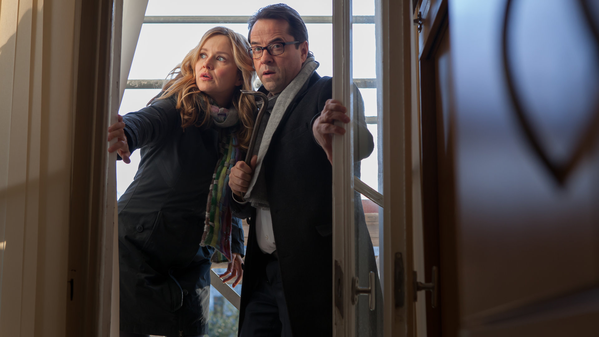 "Die 7. Stunde": Marie-Luise (Stefanie Stappenbeck) und Vernau (Jan Josef Liefers) steigen durch ein Fenster ein.