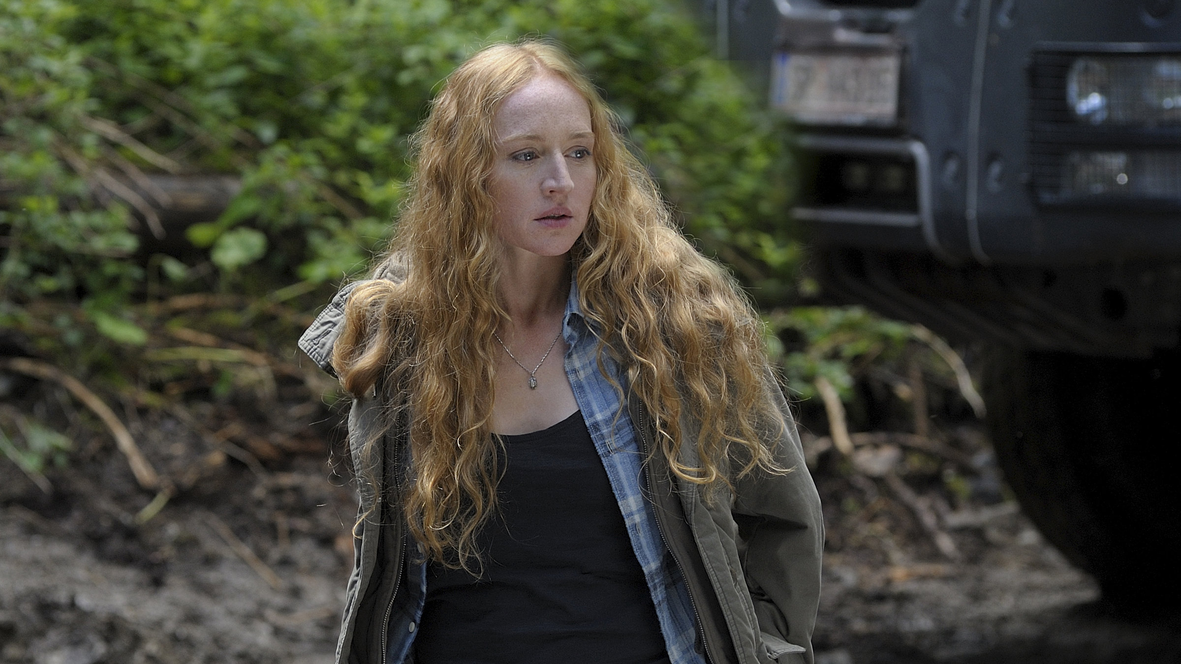 "Unheil in den Bergen": Theresa [Brigitte Hobmeier] sieht die Verwüstung an der zerstörten Brücke