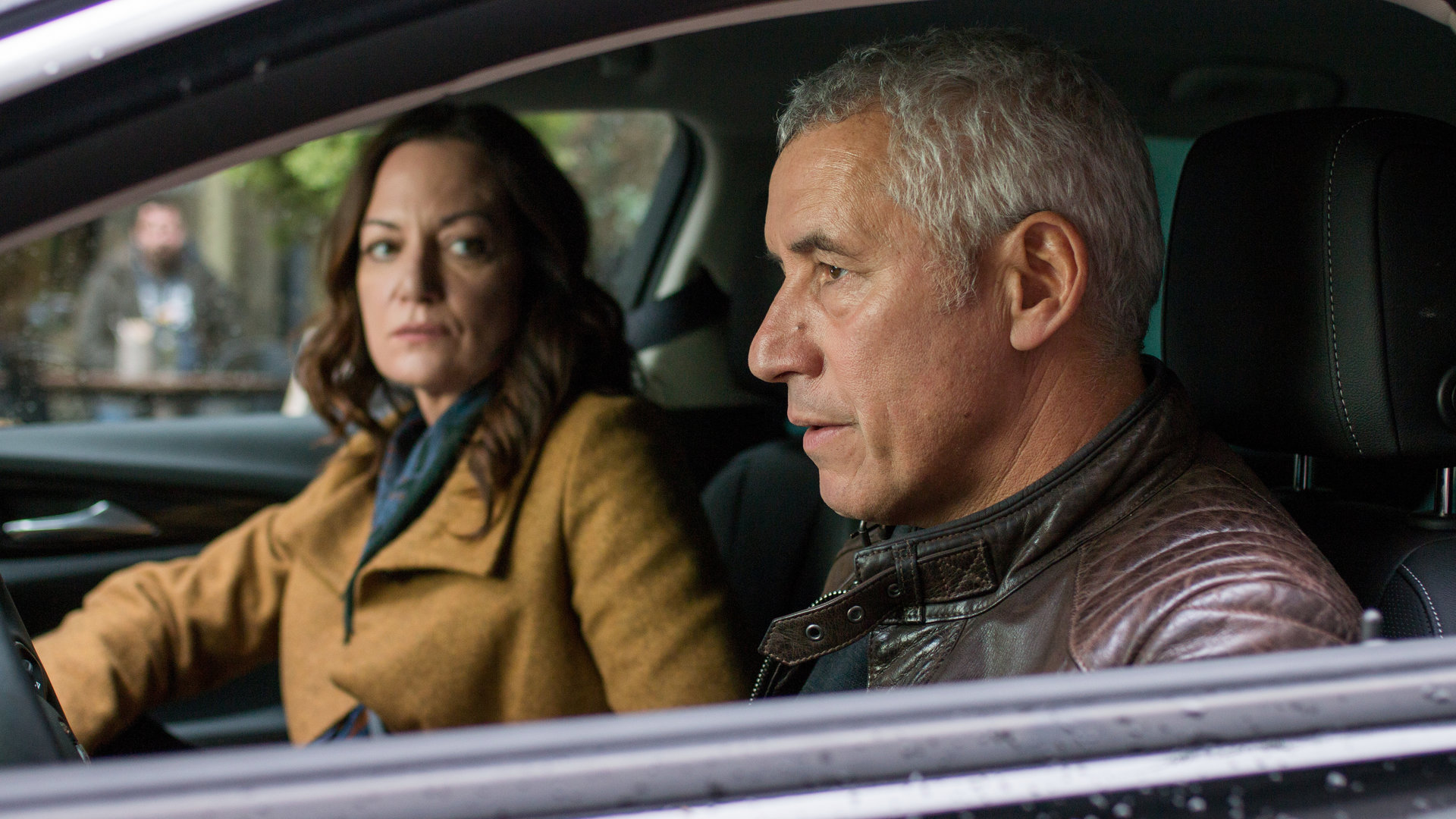 "Unter anderen Umständen - Über den Tod hinaus": Jana Winter (Natalia Wörner) und Matthias Hamm (Ralph Herforth) sitzen zusammen im Auto. Sie sieht ihn an, während er nach vorne schaut.