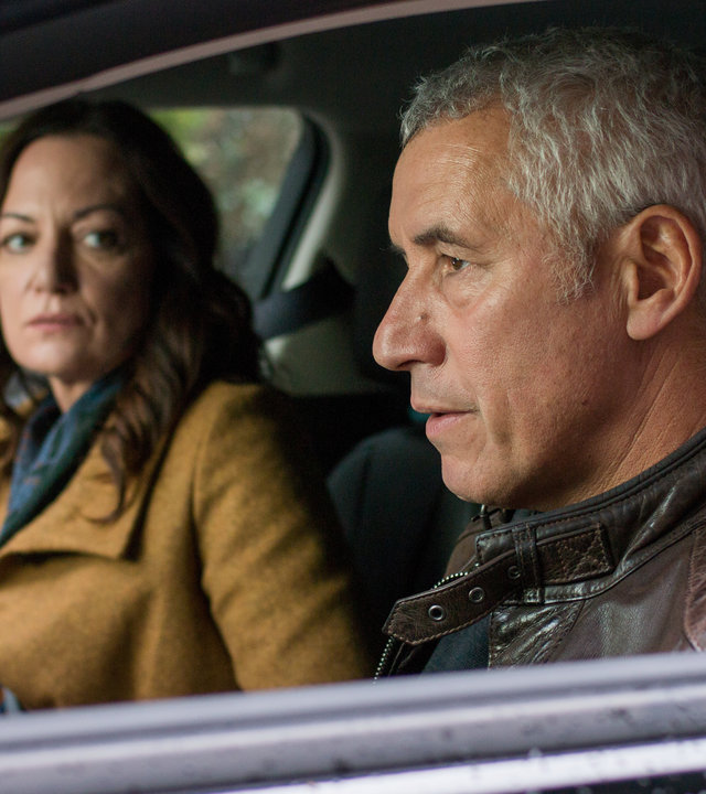"Unter anderen Umständen - Über den Tod hinaus": Jana Winter (Natalia Wörner) und Matthias Hamm (Ralph Herforth) sitzen zusammen im Auto. Sie sieht ihn an, während er nach vorne schaut.