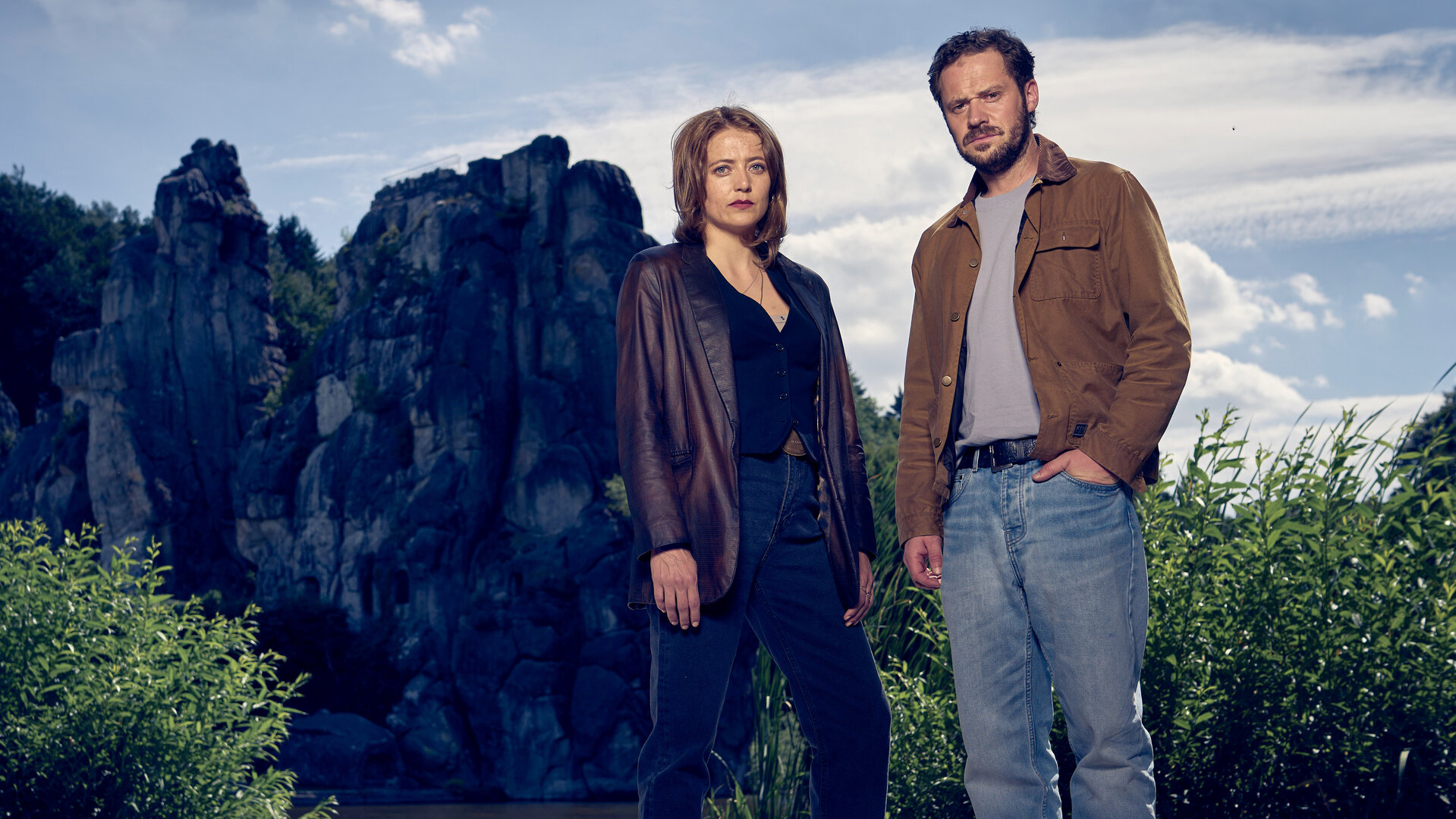 "Im Grunde Mord - Blutsbande": Paula Schäfer (Hanna Plaß) und Leon Schäfer (Jakob Benkhofer) stehen vor einer riesigen Felswand.