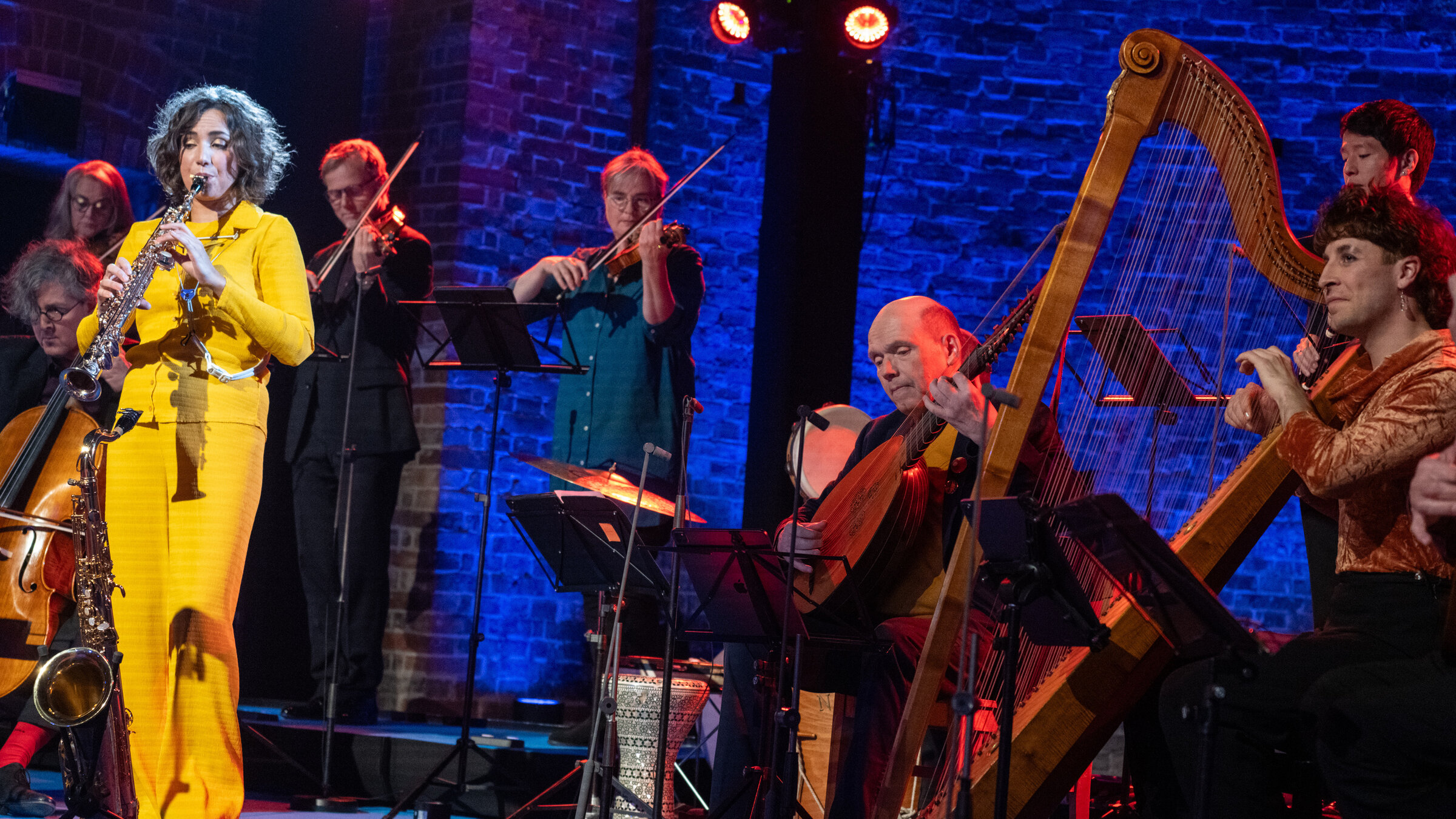 "Dancing Queen": Das Ensemble „lautten compagney BERLIN" während eines Konzers. Links im Bild steht die Solistin des Abends, die Saxophonistin Asya Fateyva.