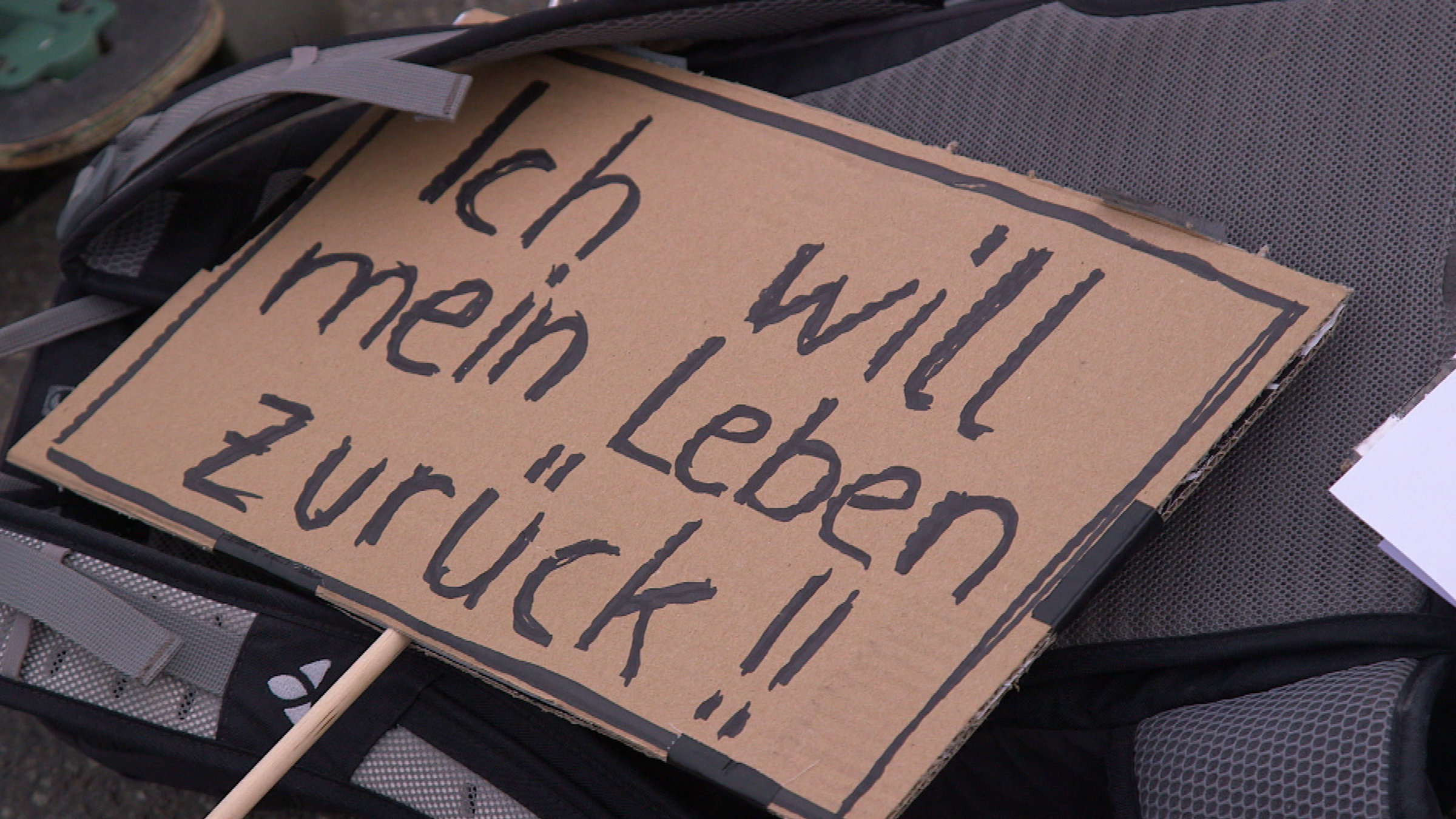 "Leben sticht Freiheit": Schild bei einer Demonstration in Stuttgart