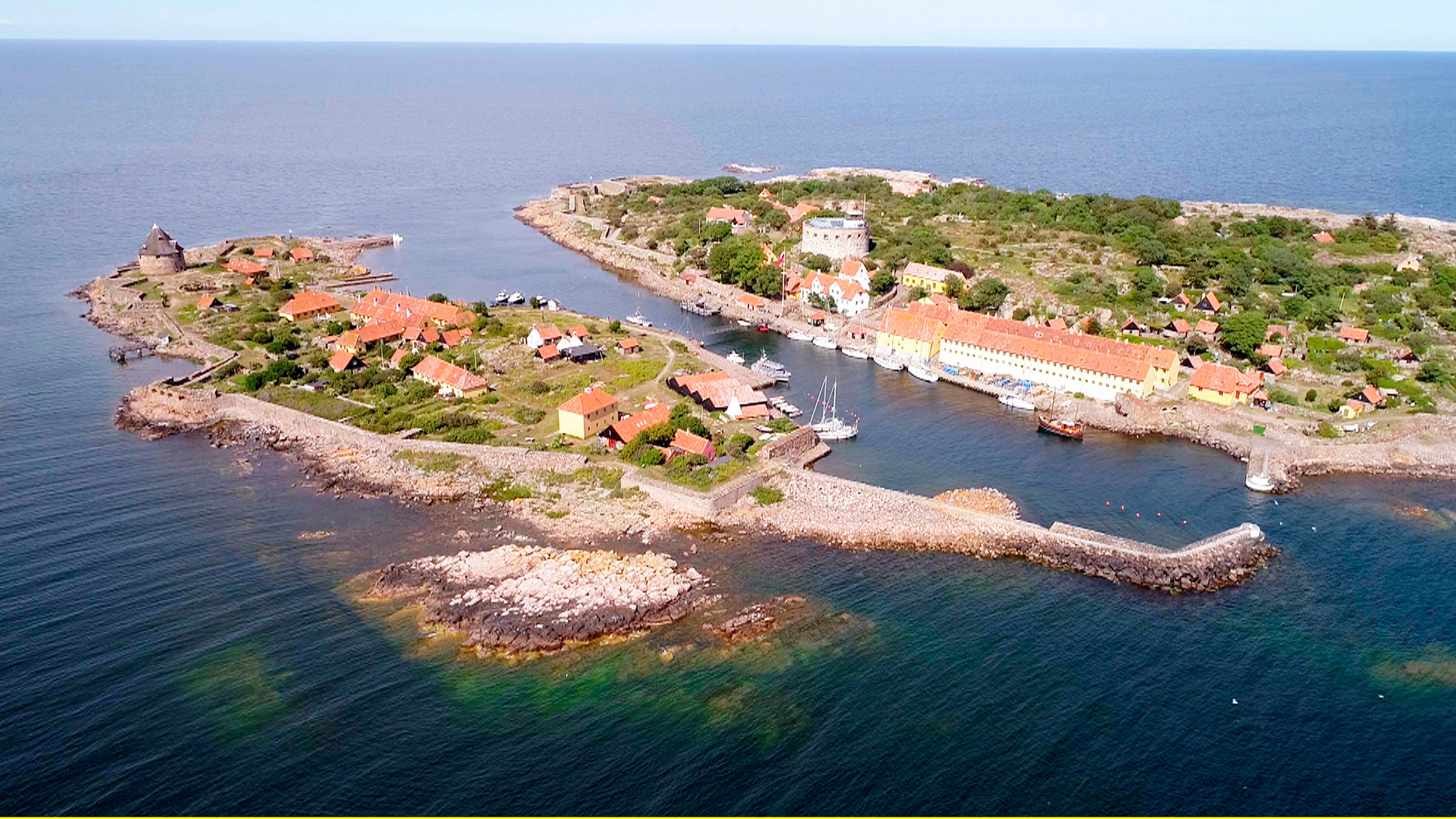 "Land zwischen den Meeren: Von Flensburg bis Bornholm": Die Erbseninseln liegen weit draußen vor Bornholm.