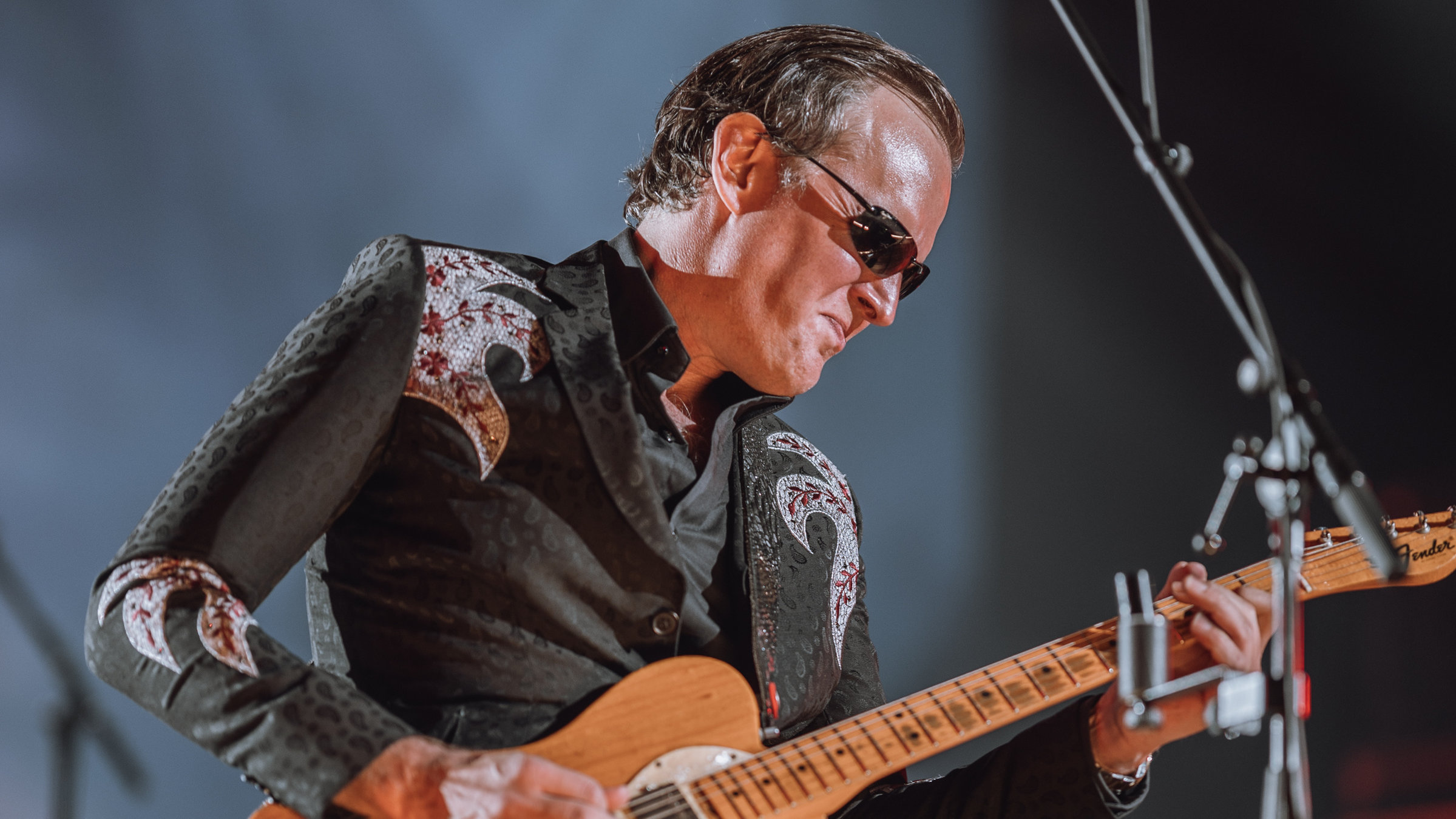 "Joe Bonamassa: Now Serving Royal Tea Live From the Ryman": Joe Bonamassa steht in einem schwarzen Hemd auf der Bühne und spielt auf seiner Gitarre.
