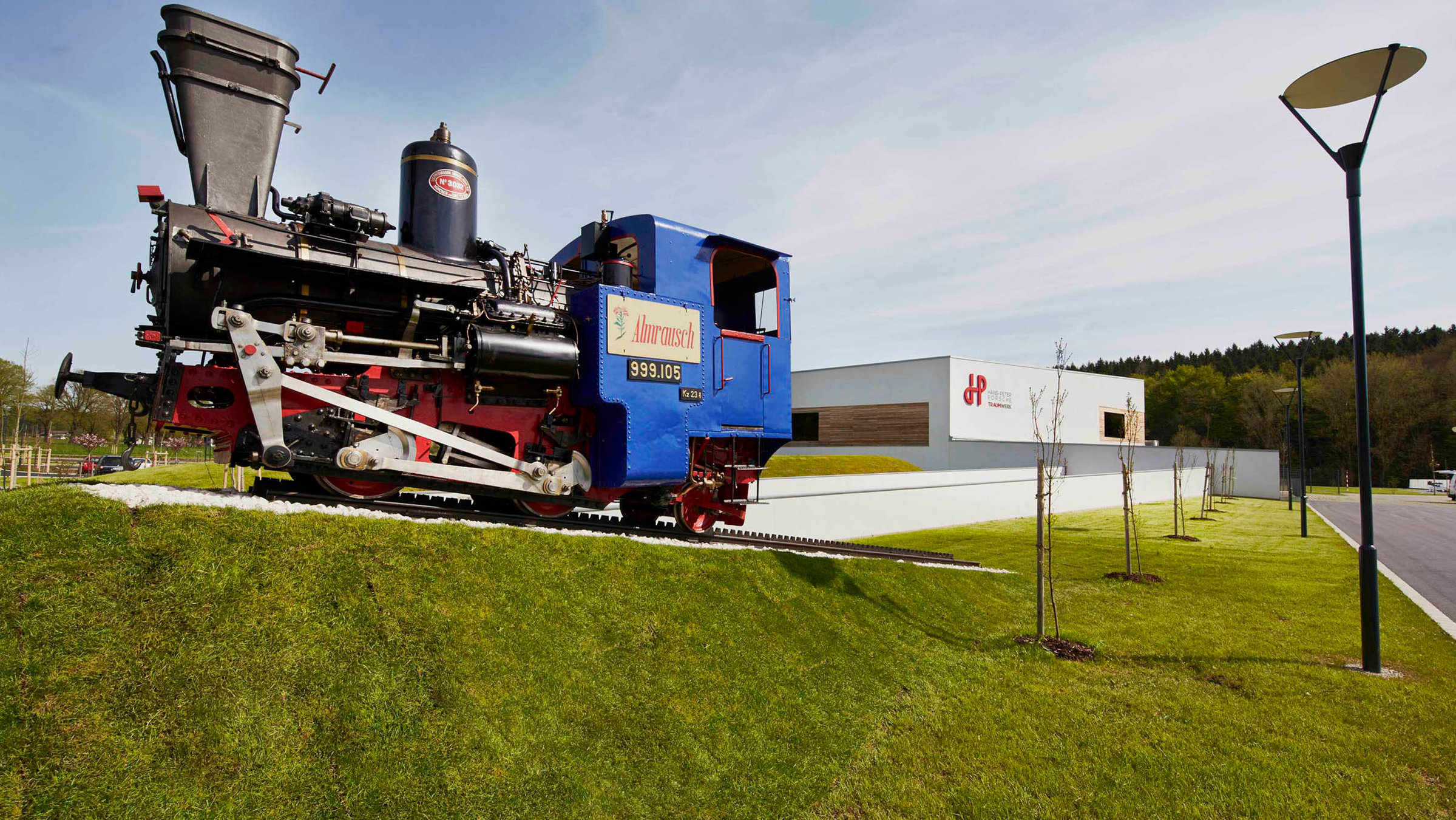 "Traumwerk - Modellbahn und Spielzeugwelt": Die Zahnradlokomotive 999.105 Almrausch von der Schafbergbahn begrüßt die Besucher auf dem Freigelände.