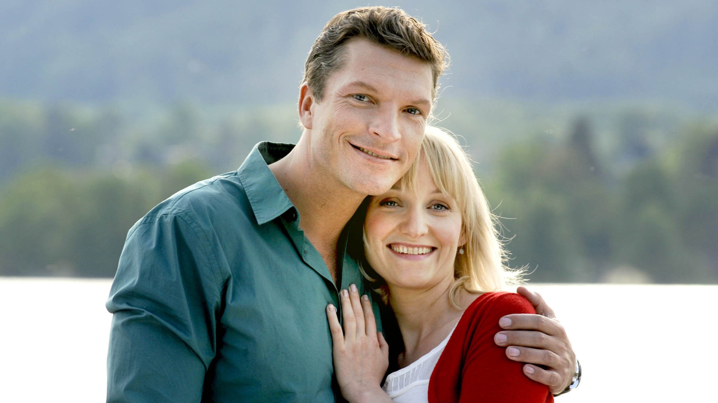 "Lilly Schönauer: Paulas Traum": Hardy Krüger jr. (Lukas Haller) und Eva Herzig (Paula Breuer) Arm in Arm.