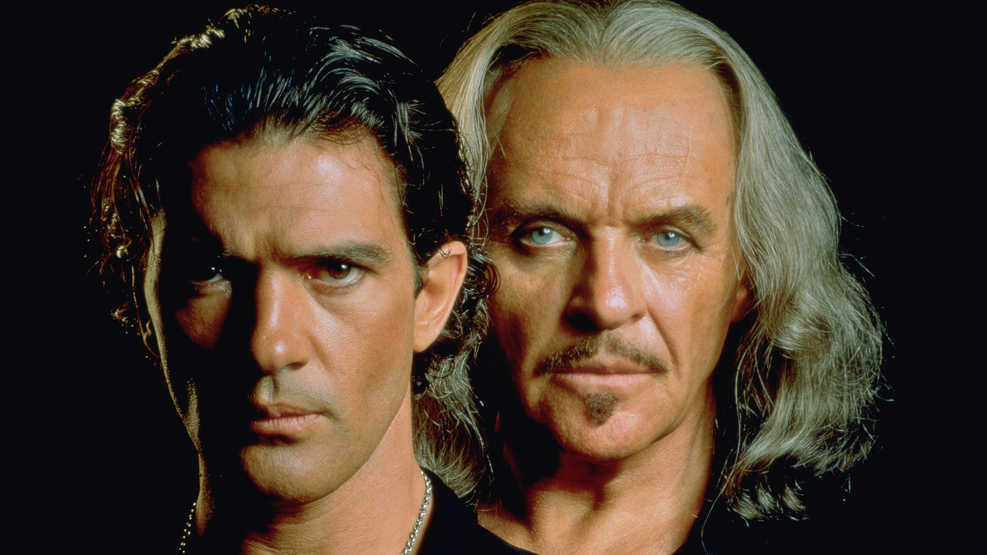 "Die Maske des Zorro": Der alte Zorro alias Don Diego De La Vega (Anthony Hopkins) und sein Nachfolger Alejandro Murrieta (Antonio Banderas) stehen dicht hintereinander und schauen mit entschlossenem Blick in die Kamera.