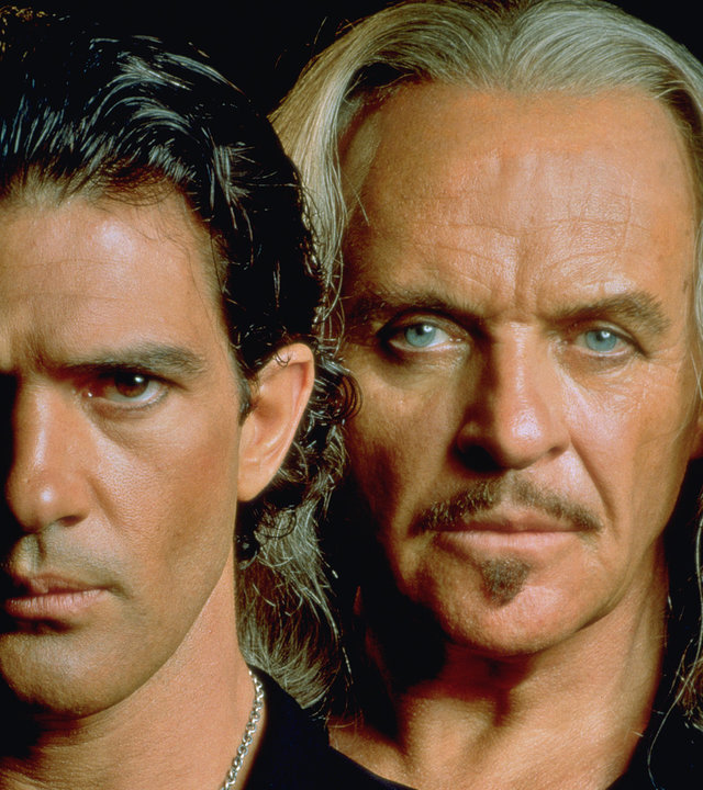 "Die Maske des Zorro": Der alte Zorro alias Don Diego De La Vega (Anthony Hopkins) und sein Nachfolger Alejandro Murrieta (Antonio Banderas) stehen dicht hintereinander und schauen mit entschlossenem Blick in die Kamera.