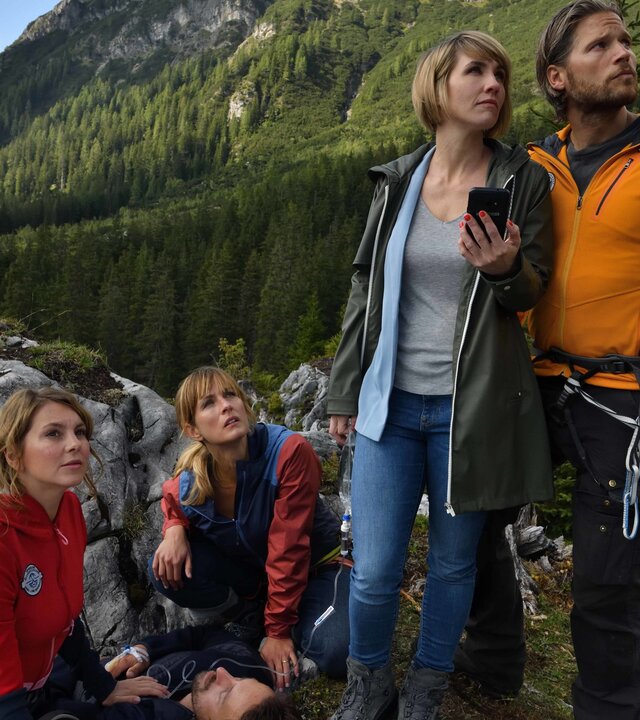 "Die Bergretter: Über den Wolken":  Die Bergretter Katharina (Luise Bähr), Dorothea (Nathalie Schott), Jessika (Maxi Warwel) und Markus (Sebastian Ströbel) schauen auf den sich am Himmel befindenden Heißluftballon.