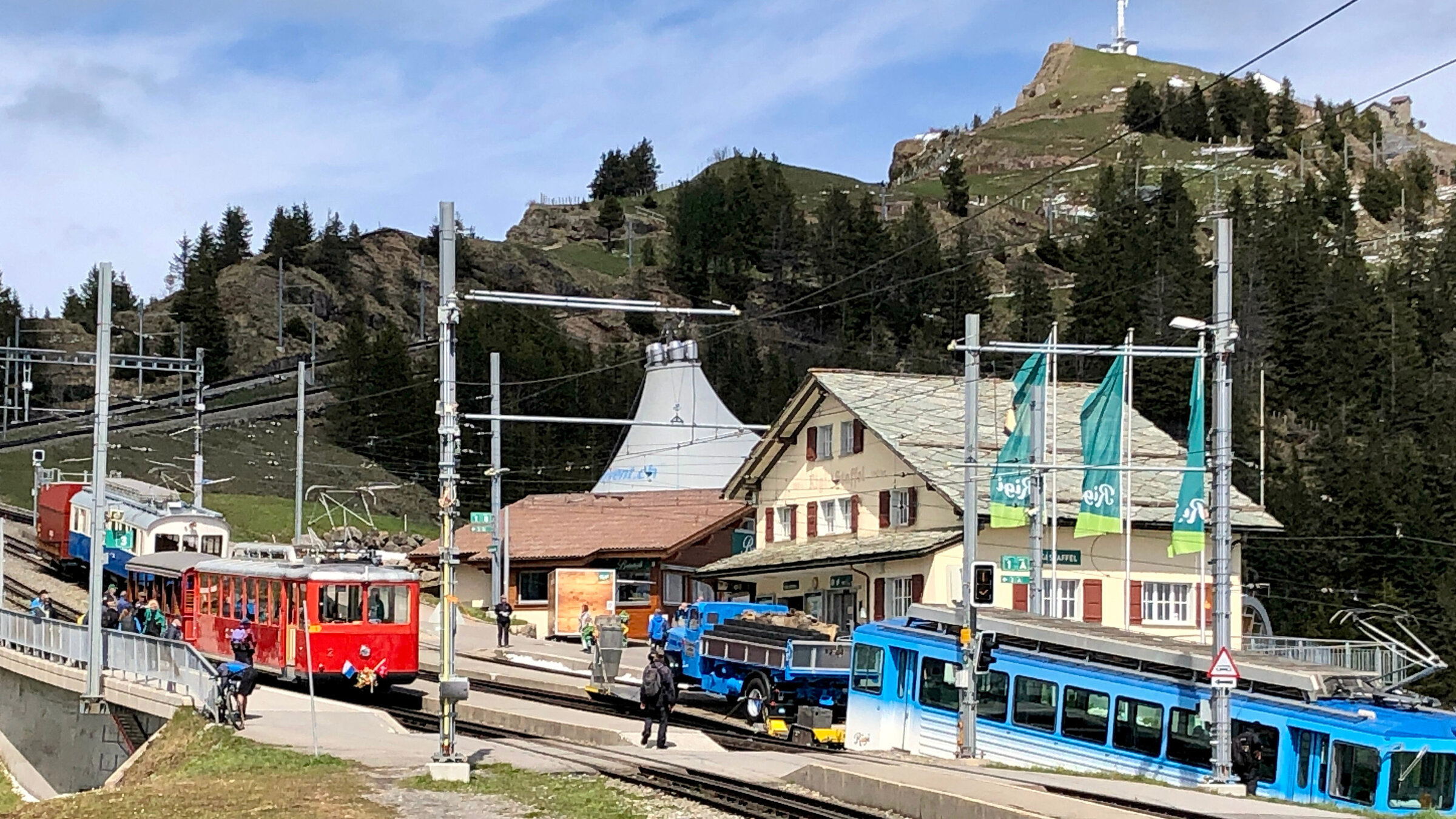 "Die Rigi - Zum Gipfel auf zwei Bahnen": In Rigi Staffel teilt sich die Strecke. Die roten ZÃ¼ge fahren nach Vitznau, die blauen nach Goldau.