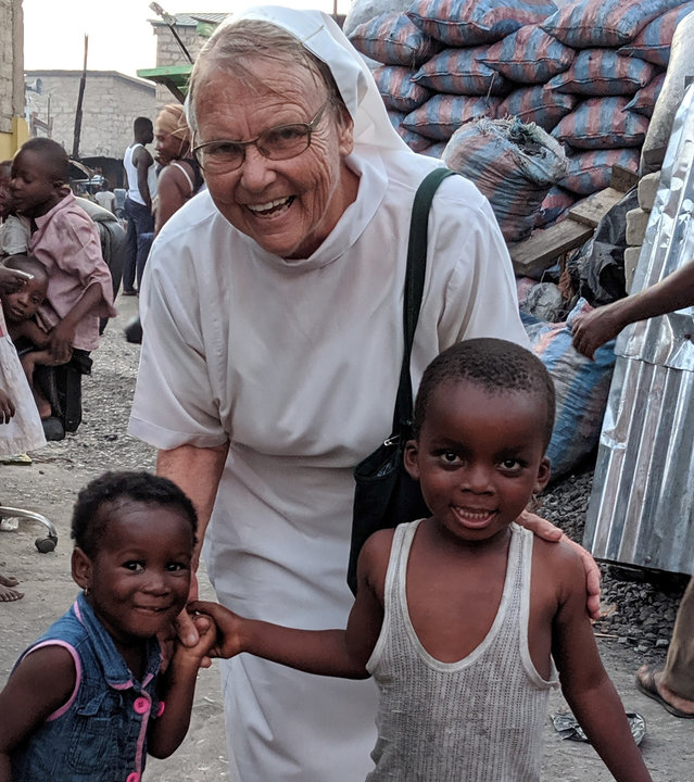 Katholischer Gottesdienst -Nächstenliebe, die bleibt": Schwester Angelina vom Steyler Missionsorden in Ghana mit zwei Kleinkindern.