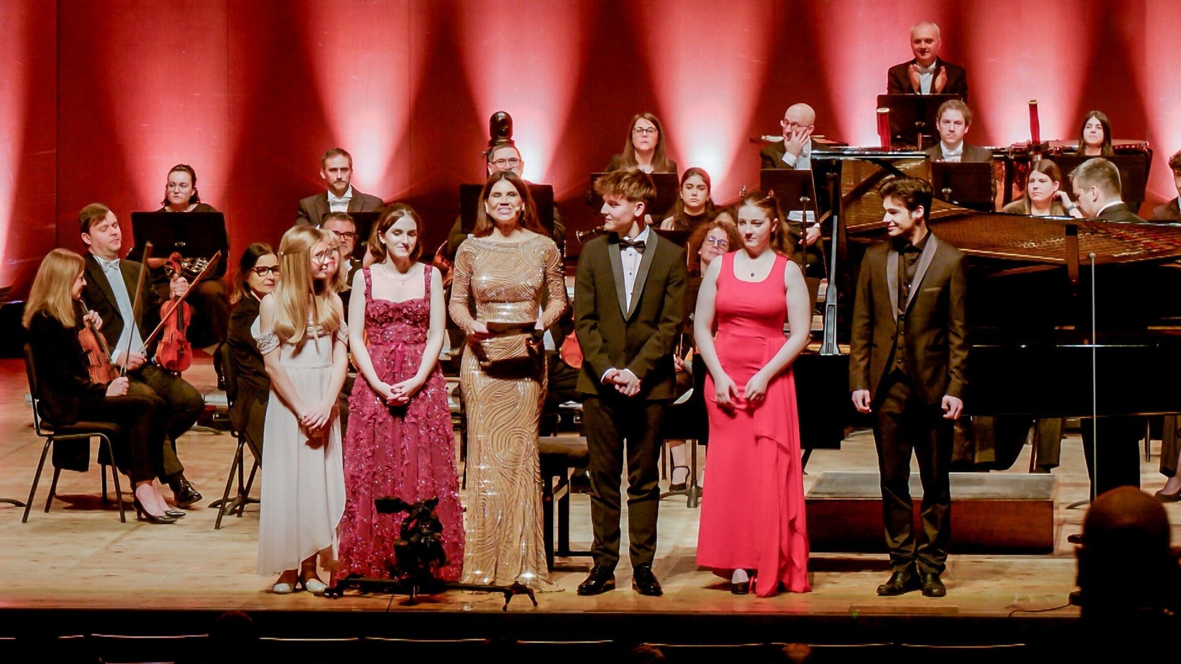 "Goldene Note aus Santiago de Compostela": (v.li.): Mira Hanner (Oboe), Amelie Jade Knapp (Harfe), Leona König, Paul Herbst (Klavier), Soley Blümel (Klavier), Raphael Bleuse (Violine).