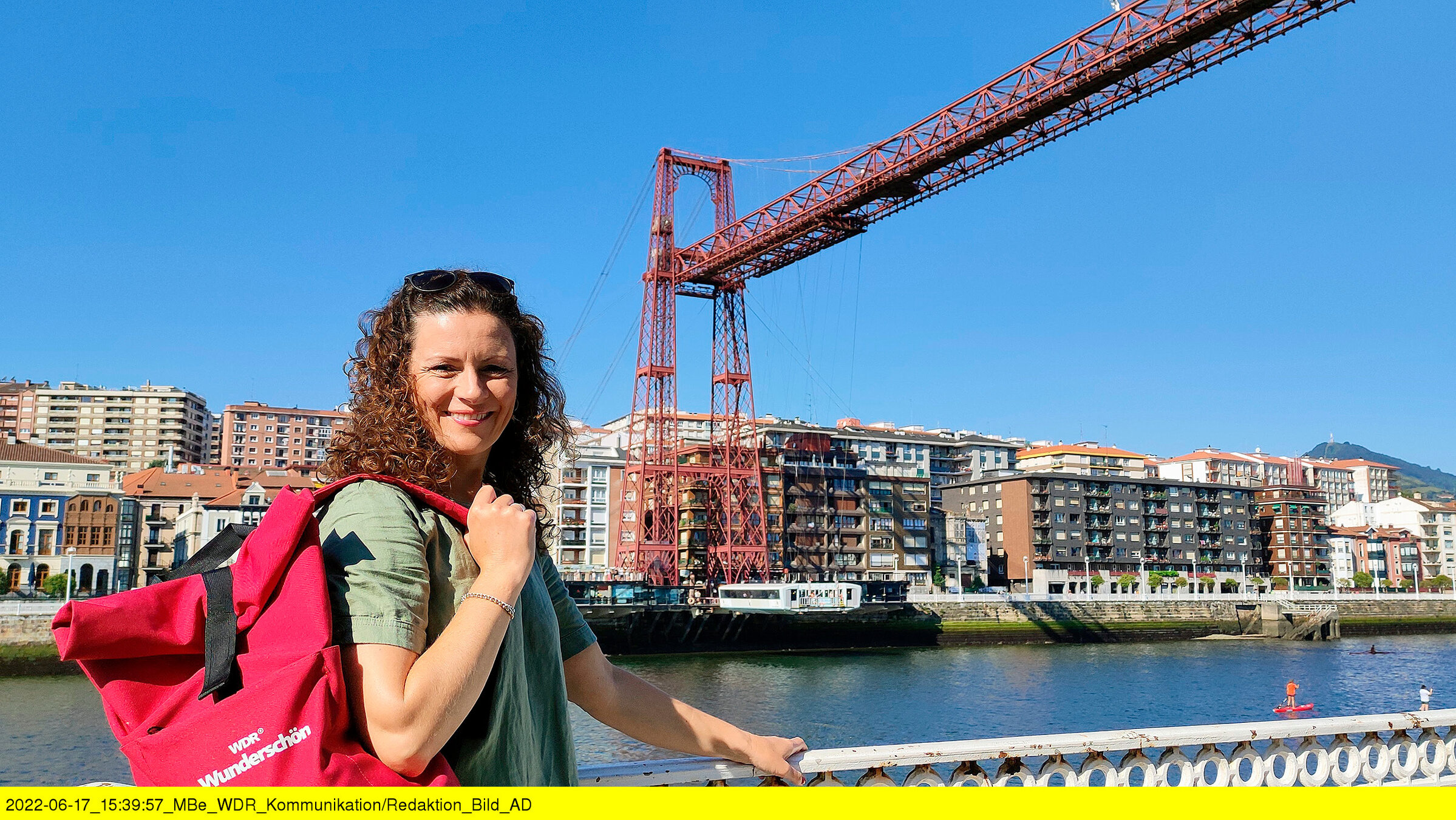 "Baskenland - Spaniens raue Atlantikküste": Anne Willmes an der Biskaya-Brücke (bei Bilbao), UNESCO Weltkulturerbe oder Älteste Schwebefähre der Welt.