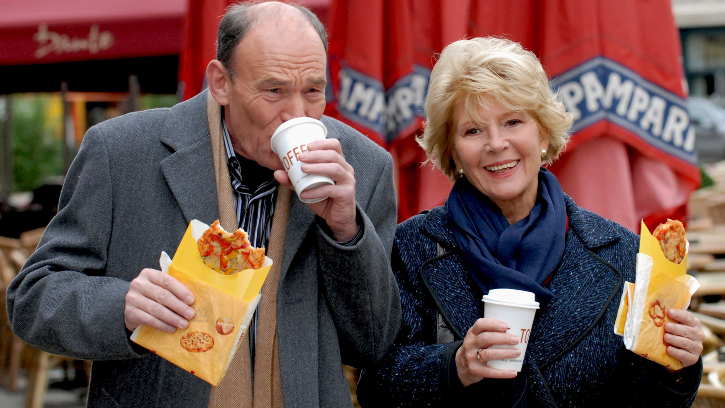 Marie Gruber (Christiane Hörbiger) hat den netten Finanzmanager Gerd Fürst (Michael Mendl) kennen gelernt - und ahnt nicht, dass ausgerechnet er dafür verantwortlich ist, dass der Mietvertrag für ihr geliebtes Berliner Café nicht verlängert wird.