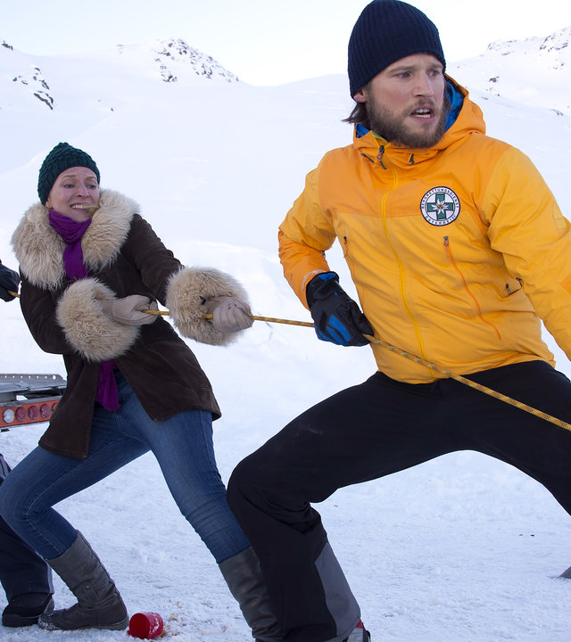 "Die Bergretter - Losgetreten (2)": Polizist Gert (Martin Leutgeb), Emilie (Stefanie von Poser) und Markus (Sebastian Ströbel) stehen an einem verschneiten Abhang und ziehen an einem Seil.