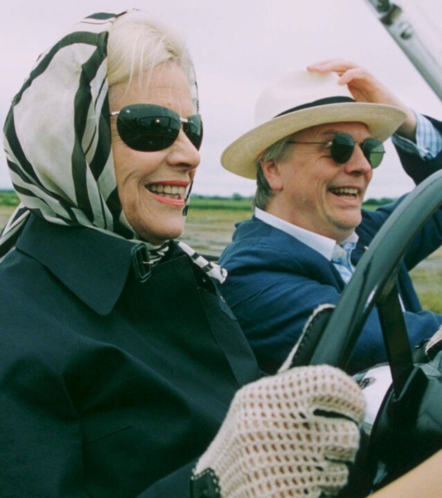 "Inspector Barnaby - Der Tod und die Lady": Isobel Hewitt (Honor Blackman) und Quentin Roka (Philip Franks) fahren lachend in einem offenem Auto durch die Felder.