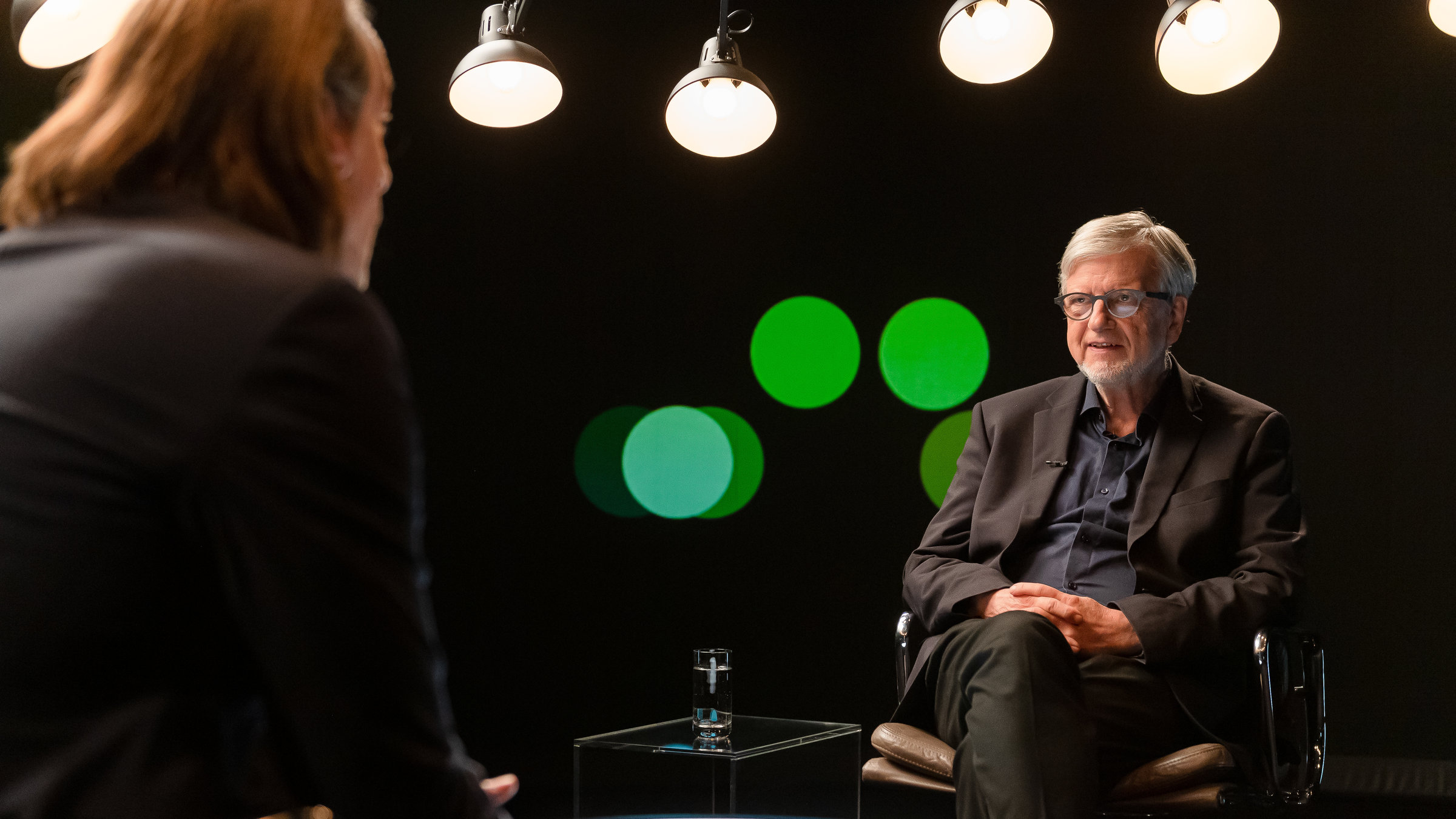 "Precht: Die störanfällige Welt - Wie leben wir mit Risiken?": Ortwin Renn sitzt im Studio Precht gegenüber.