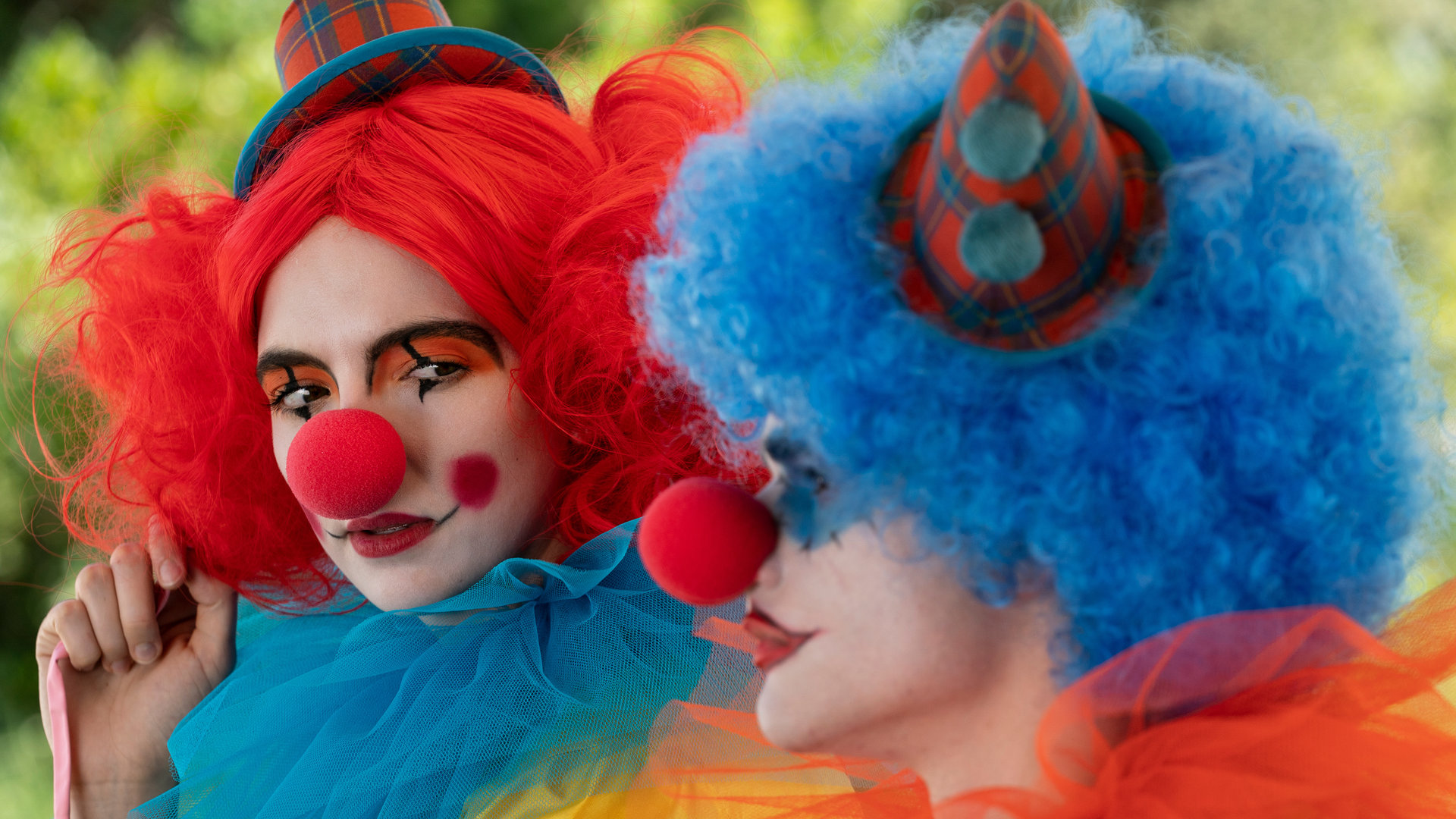 "Killing Eve - Management nervt": Villanelle (Jodie Comer) und Felix (Stefan Iancu) sind als Clowns verkleidet. Während Felix konzentriert nach vorn schaut, blickt Villanelle zu ihm rüber.