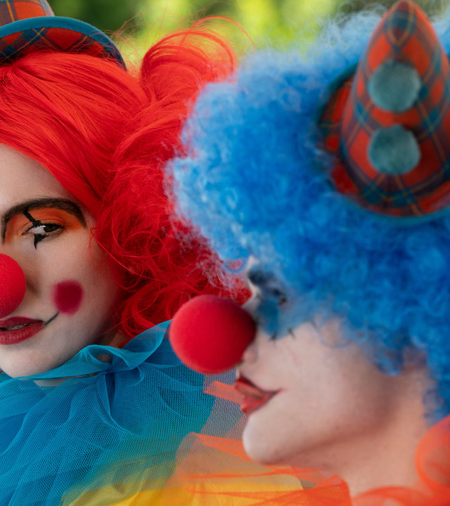 "Killing Eve - Management nervt": Villanelle (Jodie Comer) und Felix (Stefan Iancu) sind als Clowns verkleidet. Während Felix konzentriert nach vorn schaut, blickt Villanelle zu ihm rüber.
