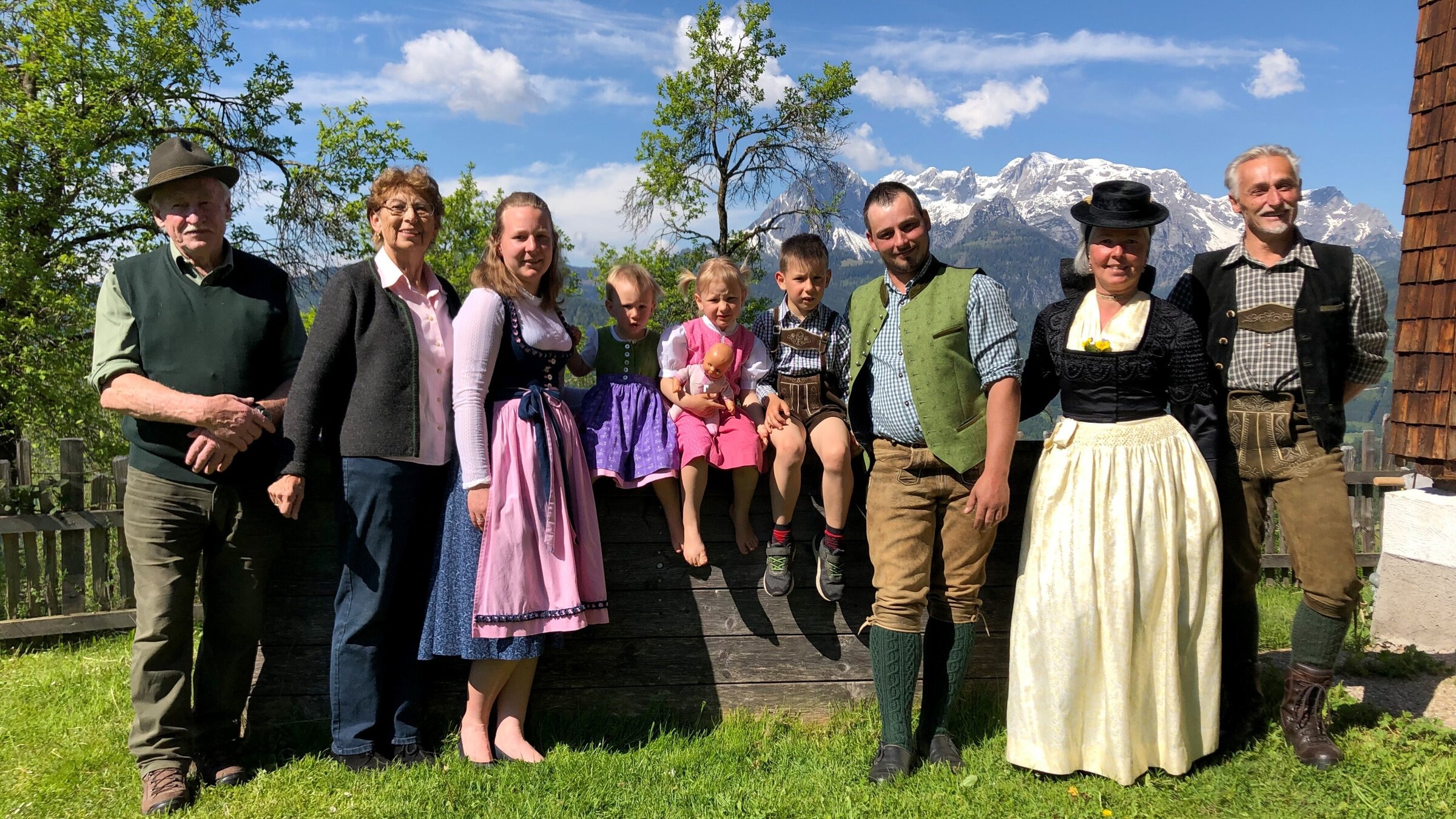 "Almleben in Werfenweng": Vier Generationen auf einem Bild; die Familie Quehenberger aus Lampersbach, Gemeinde Werfenweng.