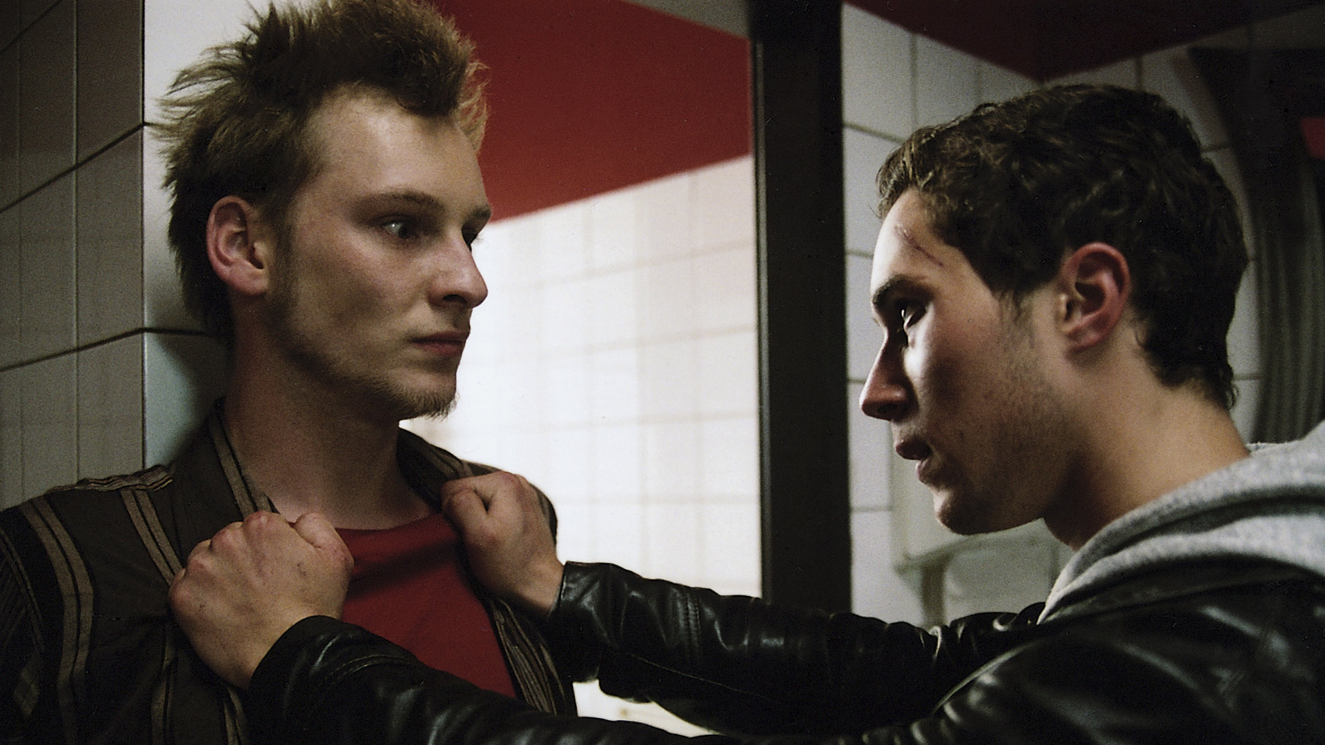 "Der letzte Zeuge - Ich sterbe, du lebst": Der Saxophonist Alexander Rozin (Christian Blümel) wird von Sezen Aksul (Ludwig Trepte) am Kragen festgehalten.