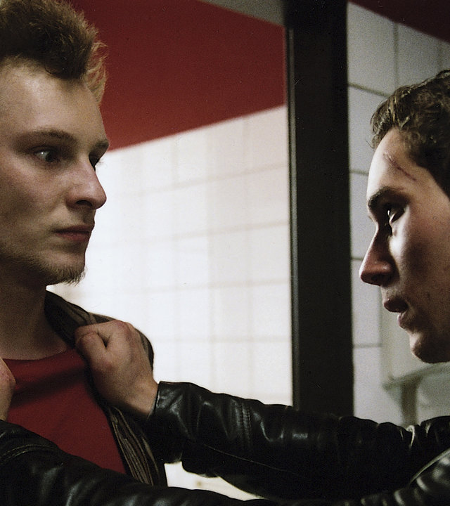 "Der letzte Zeuge - Ich sterbe, du lebst": Der Saxophonist Alexander Rozin (Christian Blümel) wird von Sezen Aksul (Ludwig Trepte) am Kragen festgehalten.