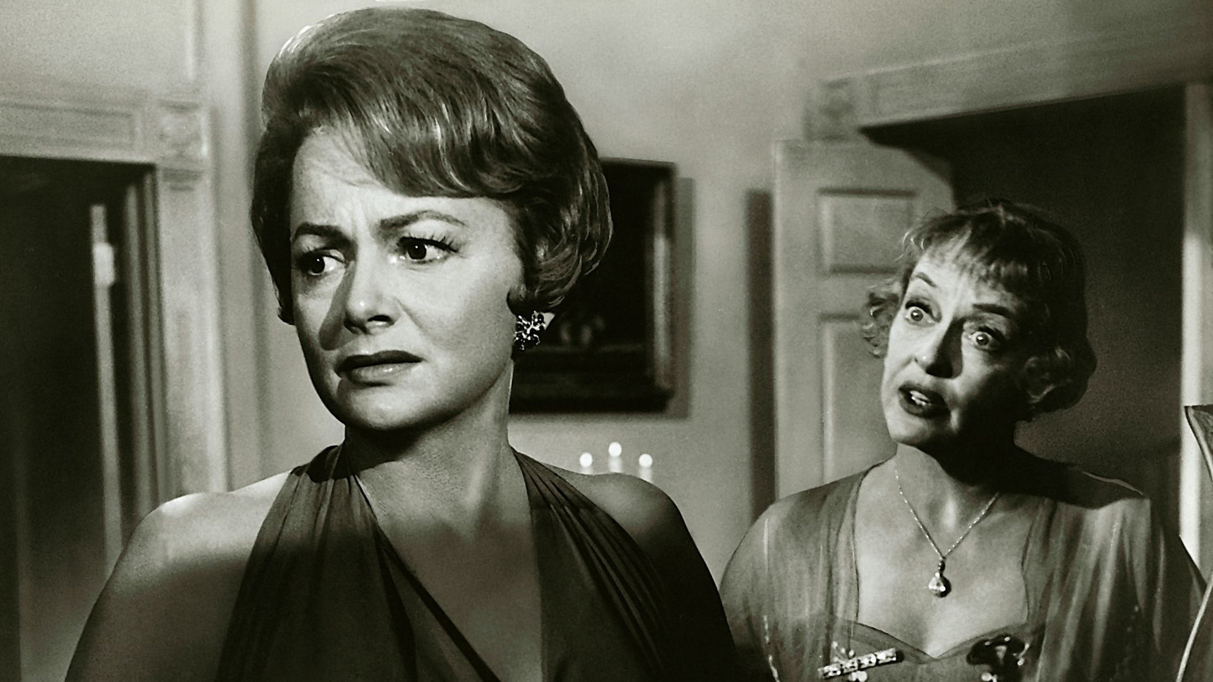 Als sich der Kampf um ihr Elternhaus zuspitzt, erhält die alternde und etwas wunderliche Charlotte Hollis (Bette Davis, rechts) Besuch von ihrer eleganten Kusine Miriam Deering (Olivia de Havilland) aus Paris. Miriam will Charlotte helfen, das alte Herrenhaus, das einer neuen Straße weichen soll, zu verteidigen.