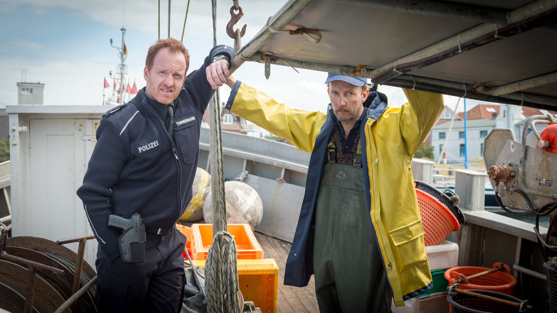 "SOKO Wismar – Millionenerbe": Kai Timmermann (Mathias Junge) und Fischer Fiete Weber (Karsten Cizmowski) stehen auf dem Fischkutter.
