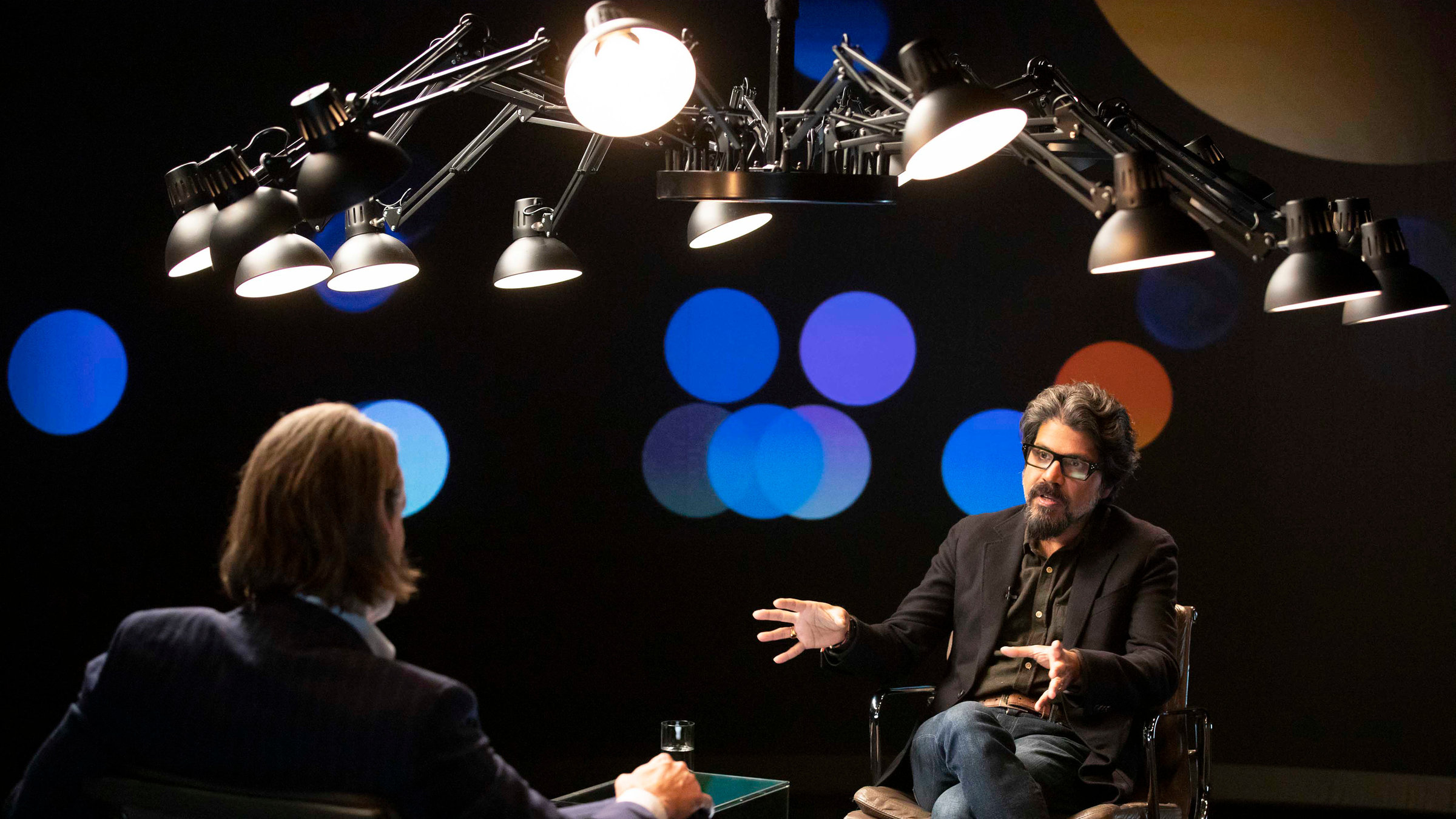 "Precht: Die multipolare Welt - neue Rollen, Neue Konflikte": Pankaj Mishra sitzt im Gespräch Richard David Precht gegenüber.