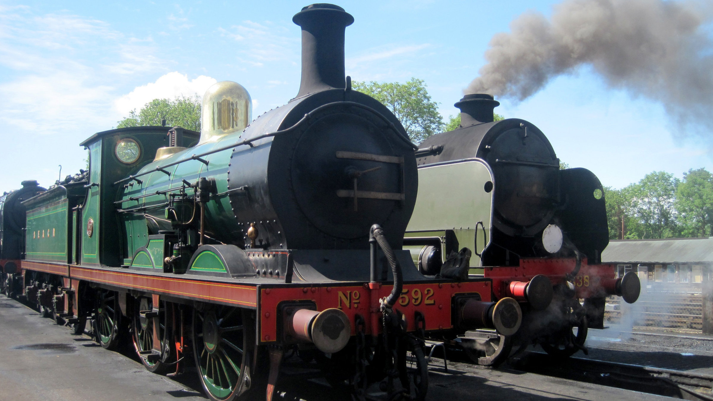 "Mit dem Zug durch Südengland": Eine der ältesten Museumsbahnen in Großbritannien: die Bluebell Railway stehen nebeneinander am Bahnsteig.