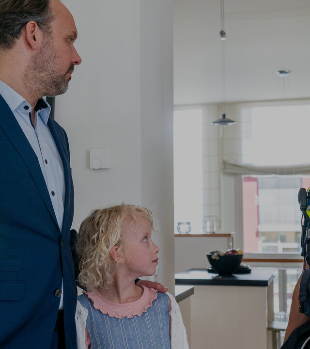 "Notruf Hafenkante - Tierwohl": Bernd Schröter (Felix Knopp) steht neben seiner Tochter Lara (Käthe-Marie Meyer) in der Küche. Er hat seine linke Hand auf Laras rechten Schulter gelegt. Beide blicken zu der Polizistin Franzi Jung (Rhea Harder-Vennewald), die seitlich neben ihnen steht. Franzi schaut Bernd Schröter nachdenklich an.