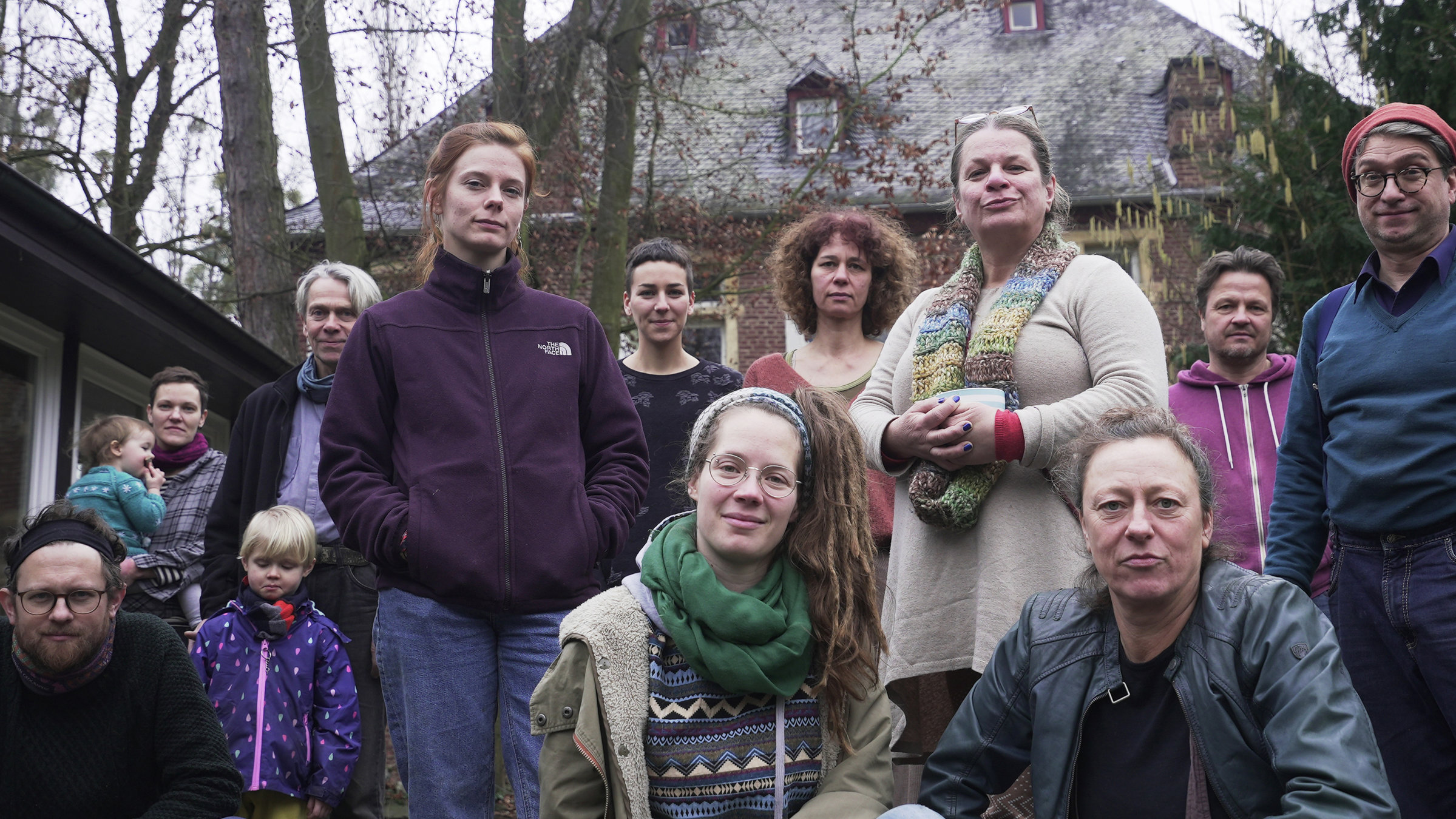 "37° Biete Burg - suche Mitbewohner": Gruppe von Menschen unterschiedlichen Alters, leger gekleidet, in der Natur, blicken den Betrachter an.