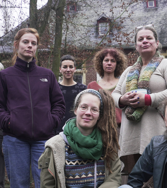"37° Biete Burg - suche Mitbewohner": Gruppe von Menschen unterschiedlichen Alters, leger gekleidet, in der Natur, blicken den Betrachter an.