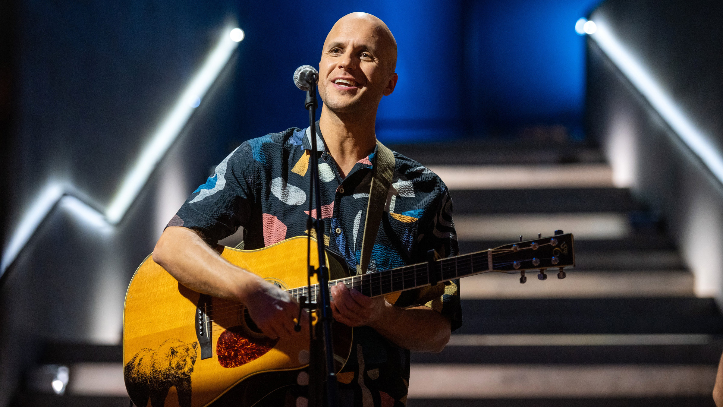 "zdf@bauhaus: Hits of Bauhaus": Milow mit Gitarre auf der Bühne der Bibliothek der Bauhaus-Universität Weimar.