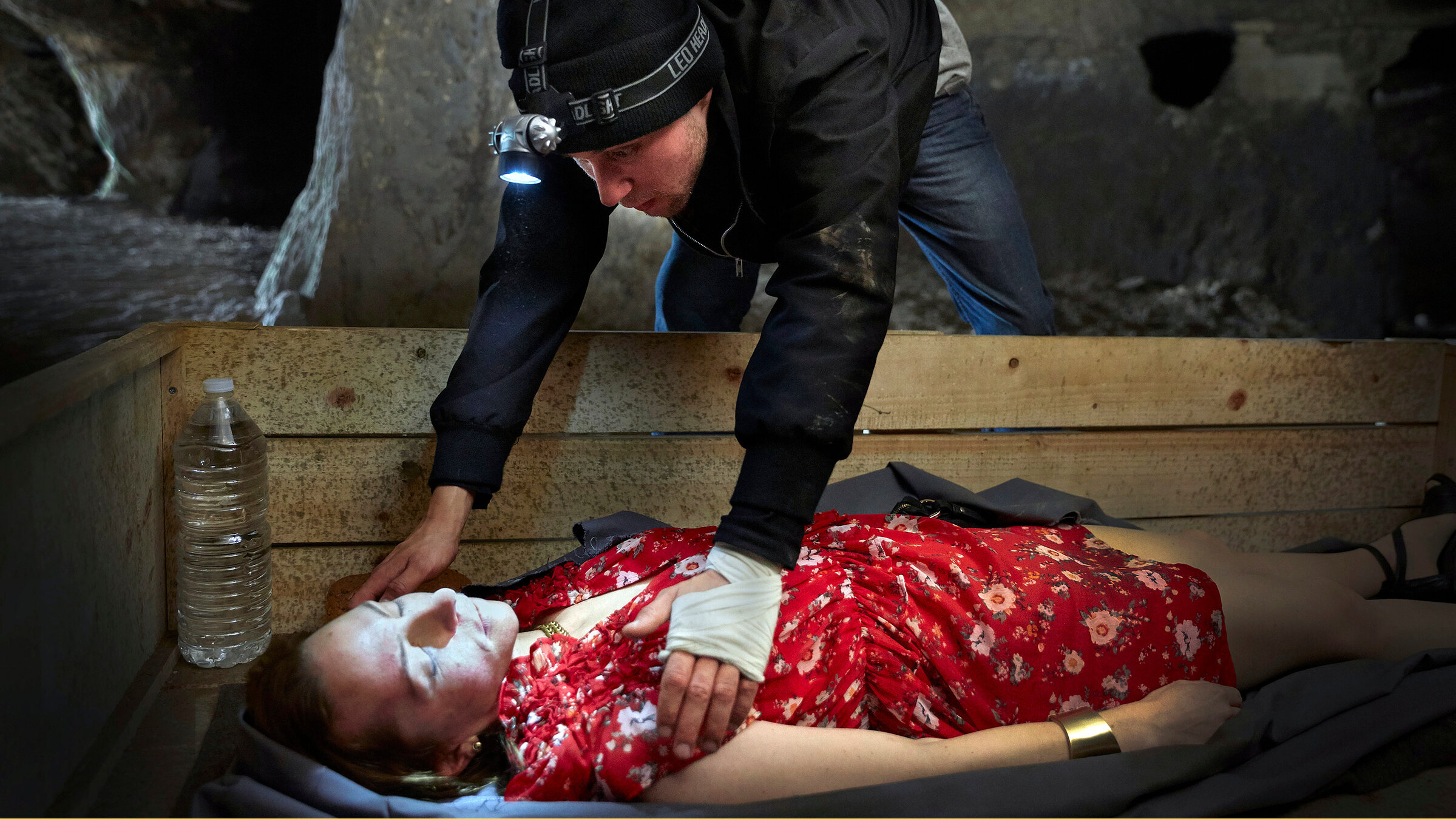 "Charlotte Link - Im Tal des Fuchses": Ryan (Ludwig Trepte) sperrt sein betäubtes Entführungsopfer Vanessa (Katharina Schüttler) in einer Kiste in einem Fuchsbau ein.