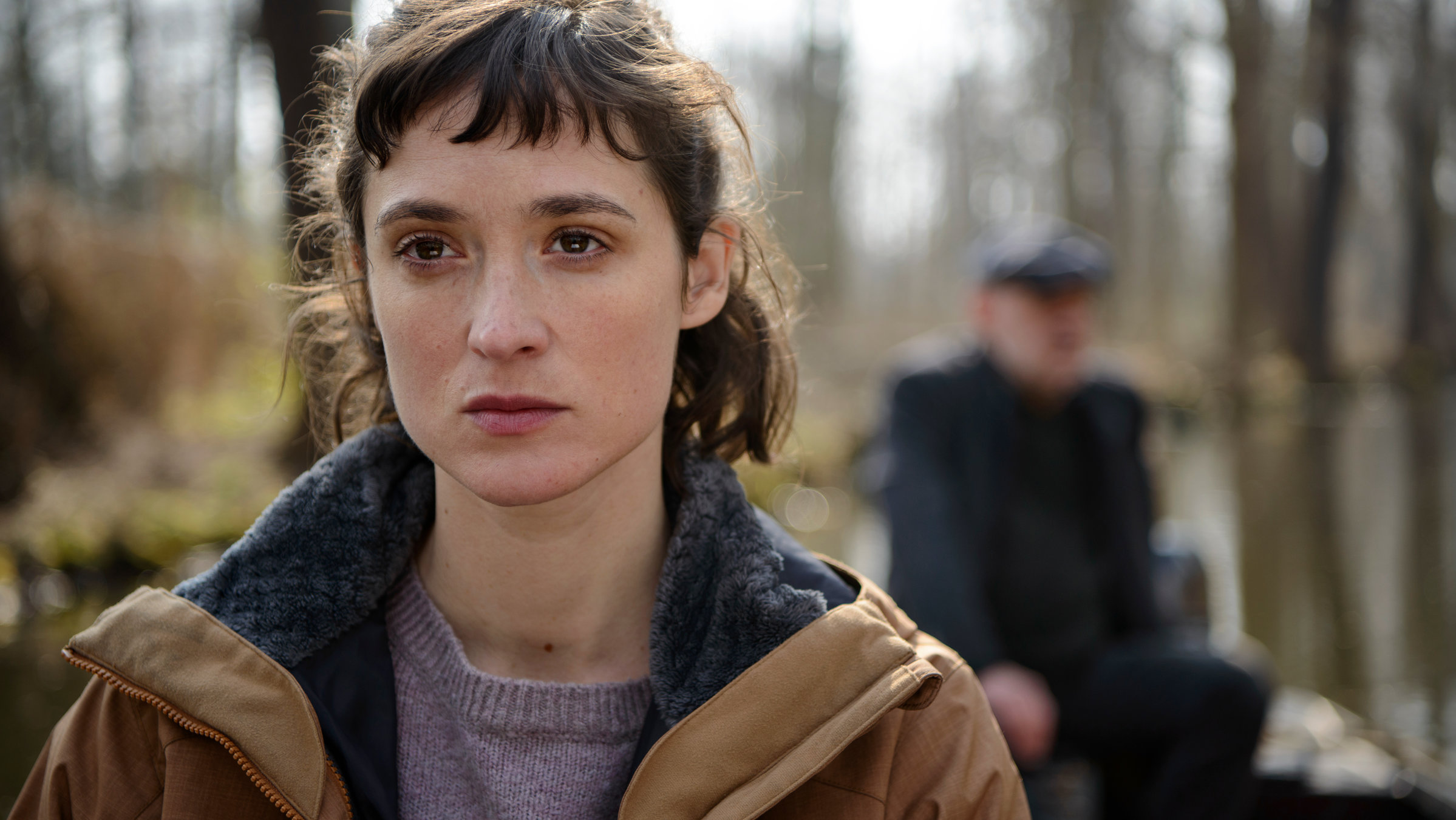 "Spreewaldkrimi - Die siebte Person": Nahaufnahme von Maja Wichmann (Friederike Becht). Im Hintergrund ist Kommissar Krüger (Christian Redl) verschwommen zu sehen.