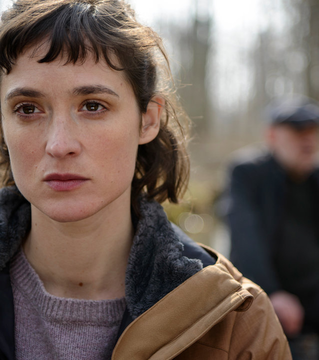 "Spreewaldkrimi - Die siebte Person": Nahaufnahme von Maja Wichmann (Friederike Becht). Im Hintergrund ist Kommissar Krüger (Christian Redl) verschwommen zu sehen.