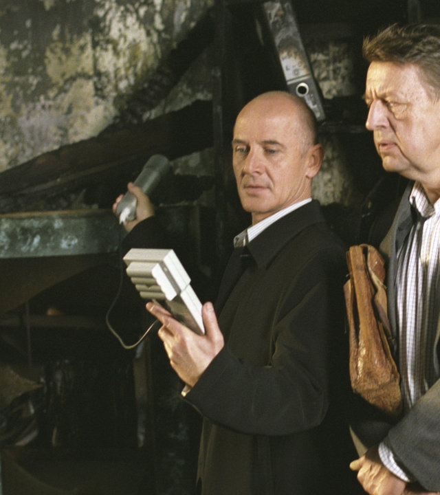 "Der letzte Zeuge - Das Gift des Schweigens": Dr. Robert Kolmaar (Ulrich Mühe) und KHK Hoffer (Jörg Gudzuhn) ermitteln in einem Keller.