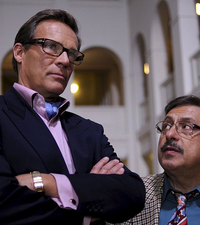 "Stankowskis Millionen": Werner Stankowski (Wolfgang Stumph) steht mit Rene Vonderecken (Christian Tramitz) in der Empfangshalle der Treuhand und schaut skeptisch zu ihm auf. Vonderecken steht mit verschränken Armen neben ihm und schaut in die Ferne.