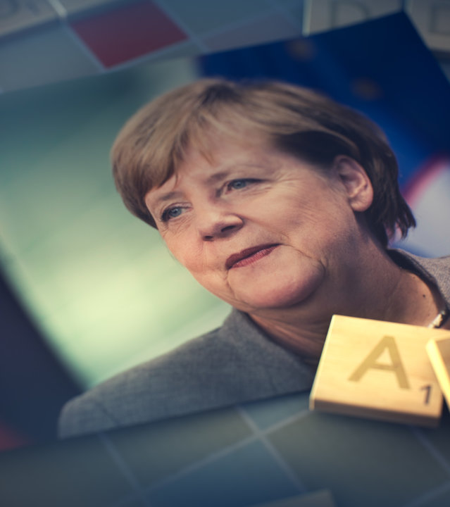 "ZDFzeit: Mensch Merkel! - Kanzlerin von A-Z": Montage: Aufnahme von Kanzlerin Angela Merkel, wie sie nach links schaut. Neben dem Foto liegen drei Wortspiel-Täfelchen mit den Buchstaben "A" und "Z" darauf.