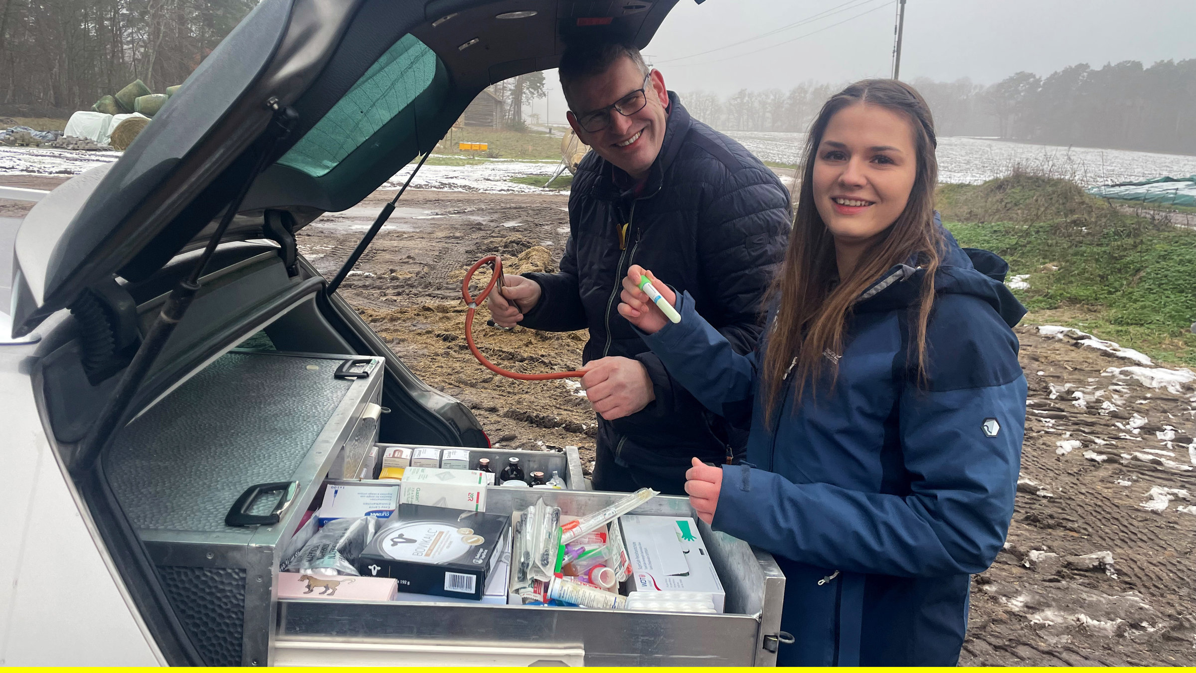 "Die Nordreportage: Mit dem Großtierarzt von Hof zu Hof": Die Apotheke ist immer an Bord. Großtierarzt Christian Harke und Assistentin Manon Dornbusch.