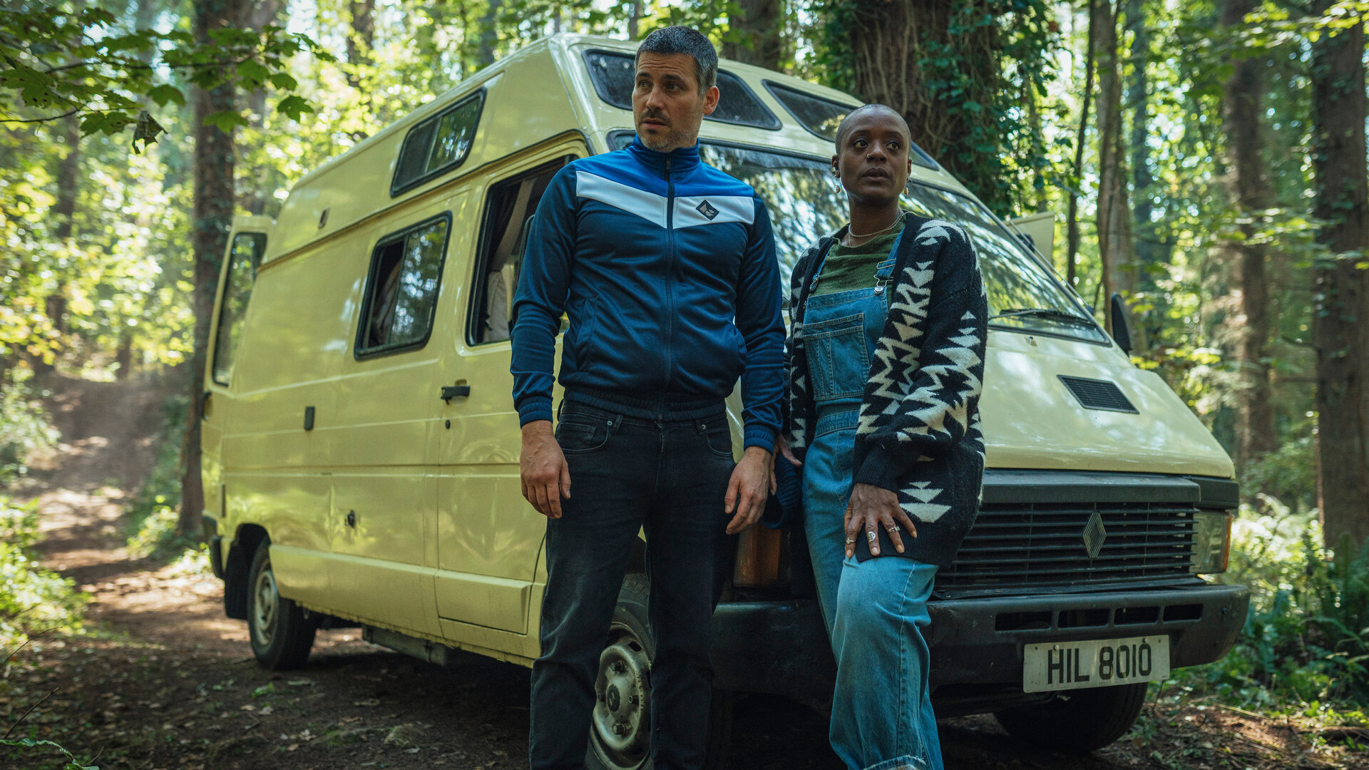 "Generation Z: Eingeschlossen": Michael (Robert James-Collier) und Karen (T'Nia Miller) stehen im Wald vor einem Camper.