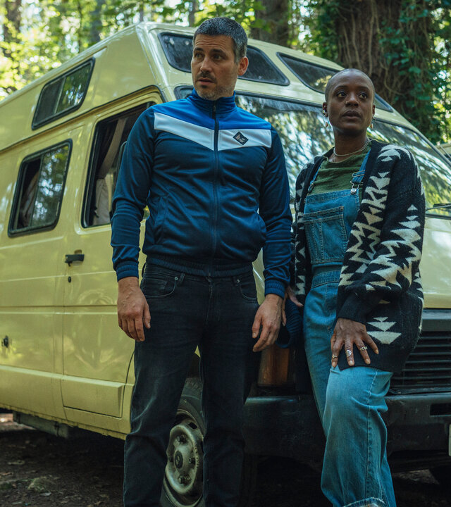 "Generation Z: Eingeschlossen": Michael (Robert James-Collier) und Karen (T'Nia Miller) stehen im Wald vor einem Camper.